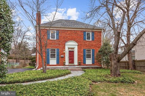 Photo of 5613 Bradley Boulevard, Bethesda, MD 20814 (MLS # MDMC2089726)