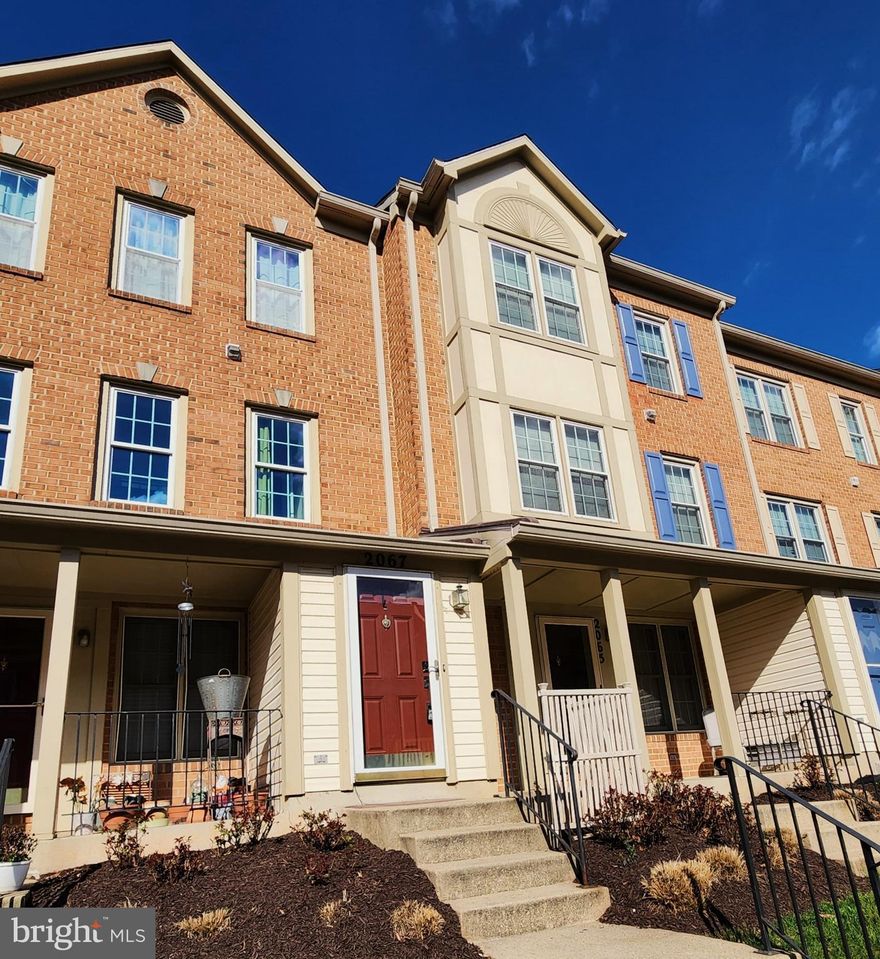 What a nice place to call home!
The living room is open with lots of windows.
There is hardwood flooring on the main level, carpeting in the bedrooms on the upper floor.
The kitchen features: stainless steel applicances, backsplash and has table space for up to 4 chairs.
There is a Powder Room for added convenience on the main floor.
The bedrooms are roomy and share 1 bathroom.
PET friendly!
This property is close to all major commuter routes.
Don't wait - schedule a showing today!