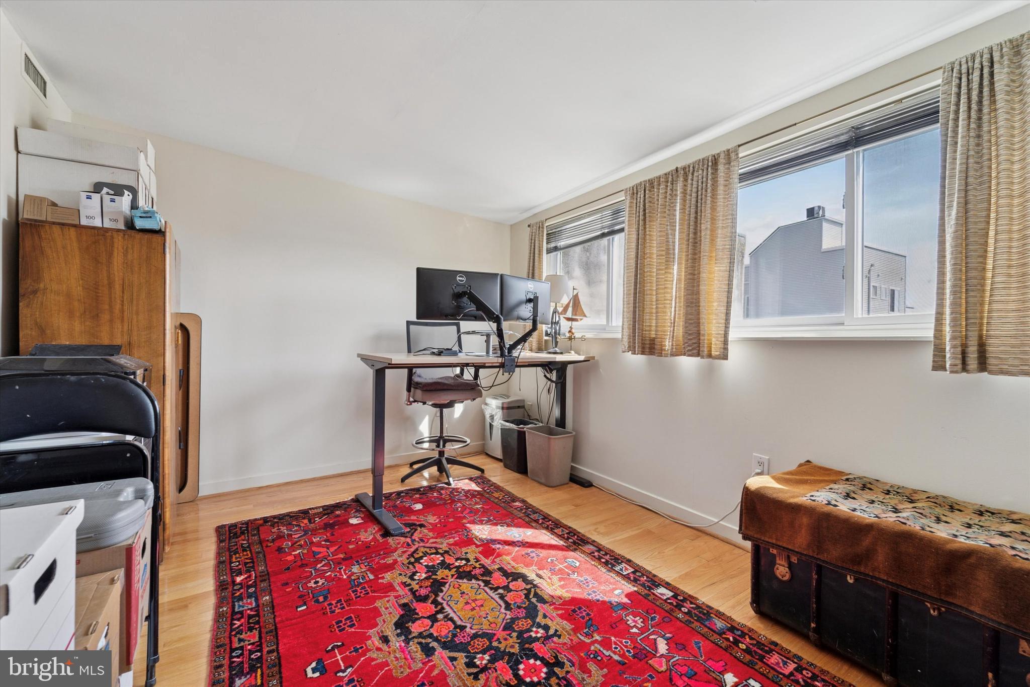 QUEEN VILLAGE - Residential