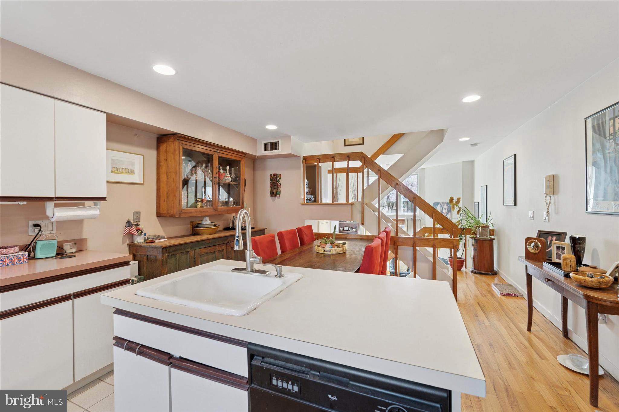 QUEEN VILLAGE - Residential