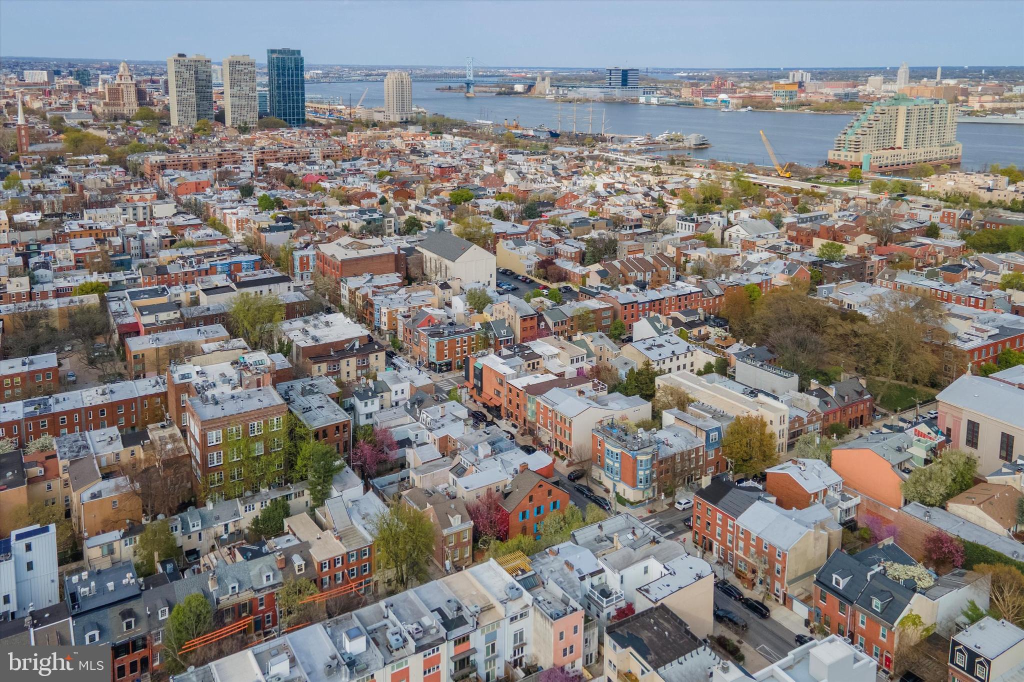 QUEEN VILLAGE - Residential