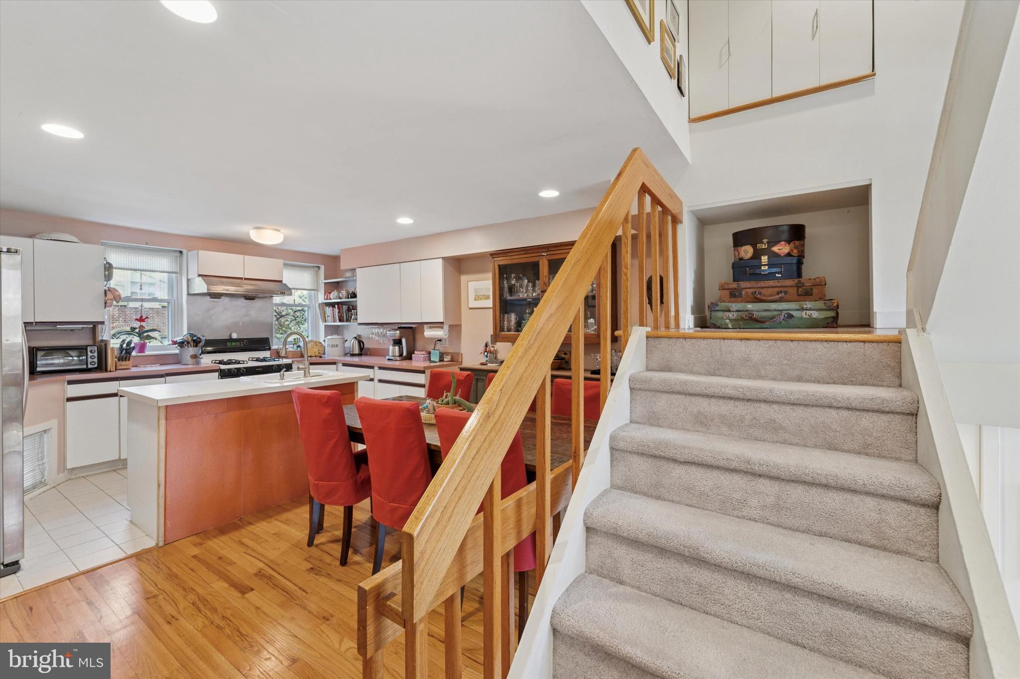 QUEEN VILLAGE - Residential