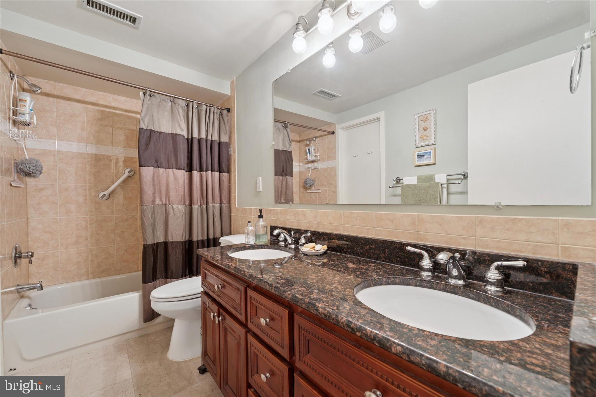 QUEEN VILLAGE - Residential