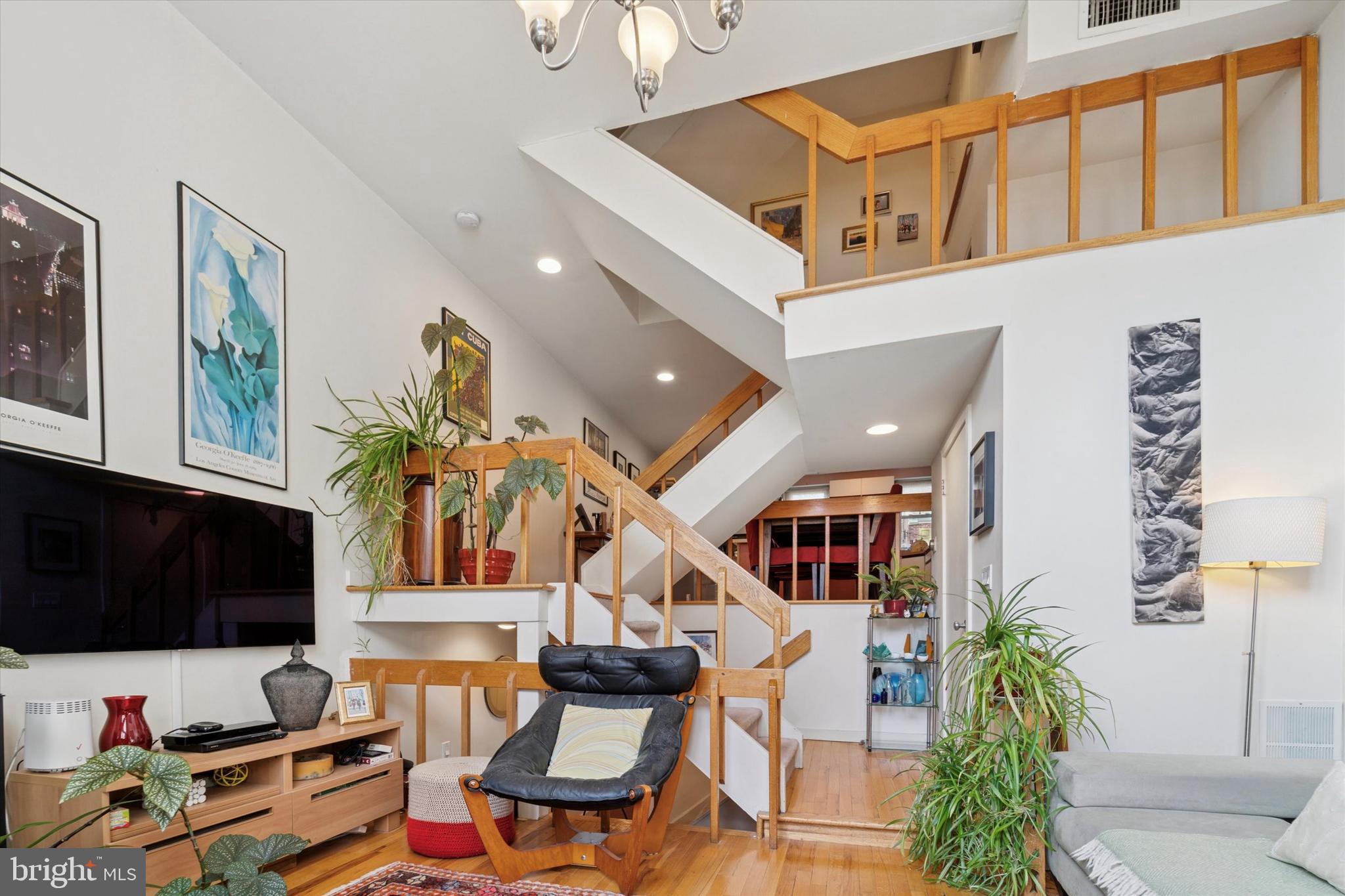 QUEEN VILLAGE - Residential