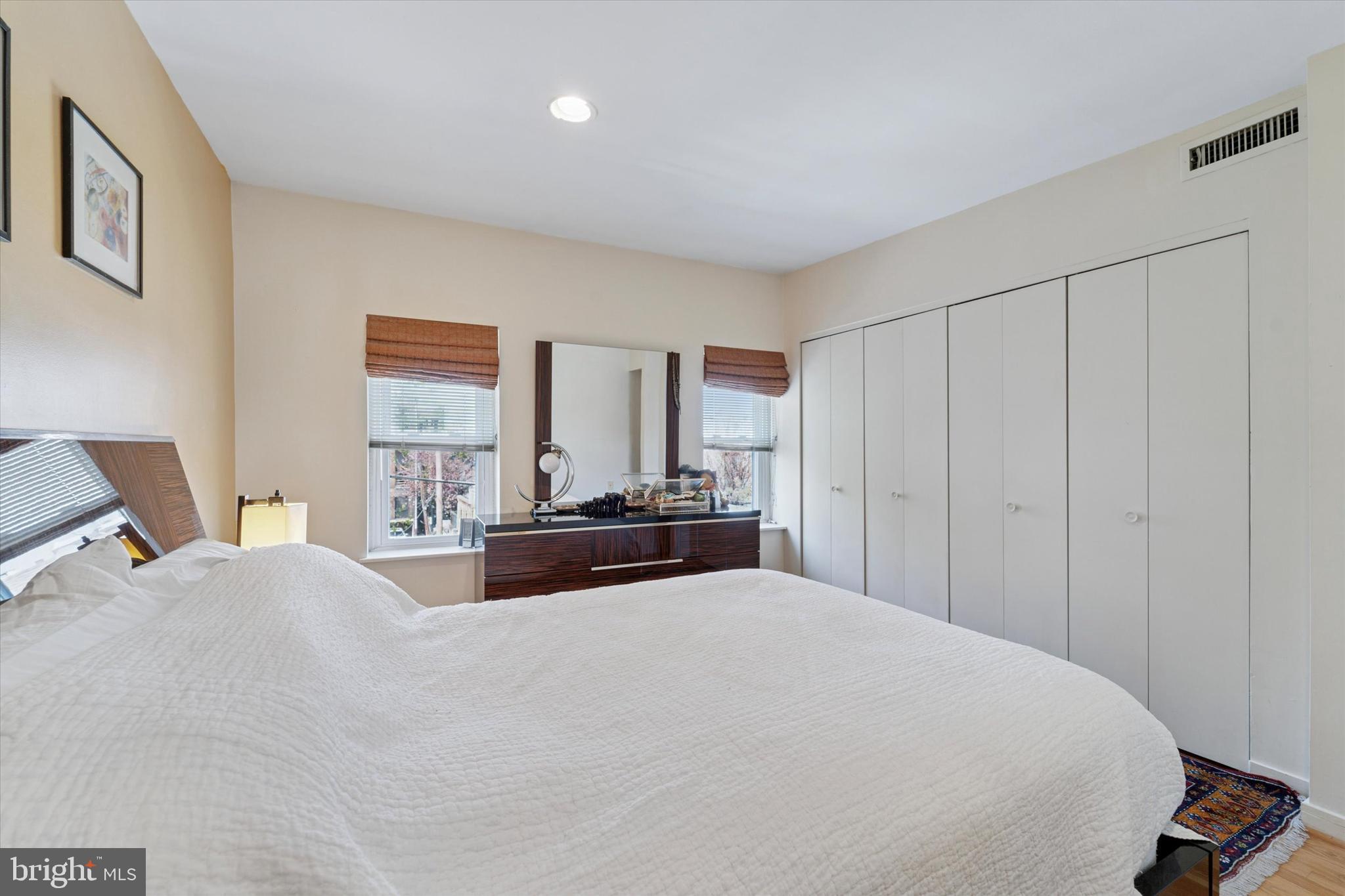 QUEEN VILLAGE - Residential