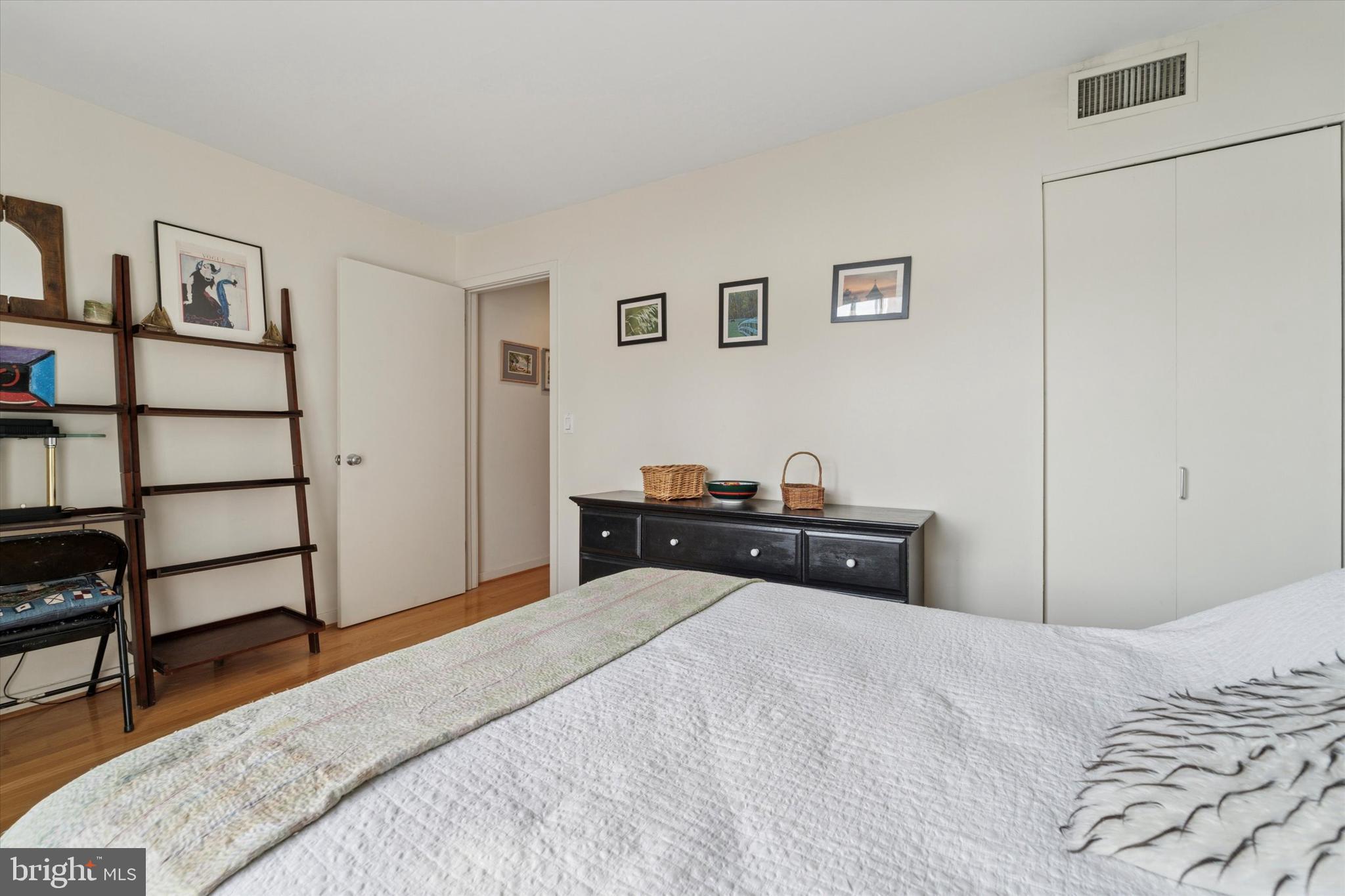 QUEEN VILLAGE - Residential