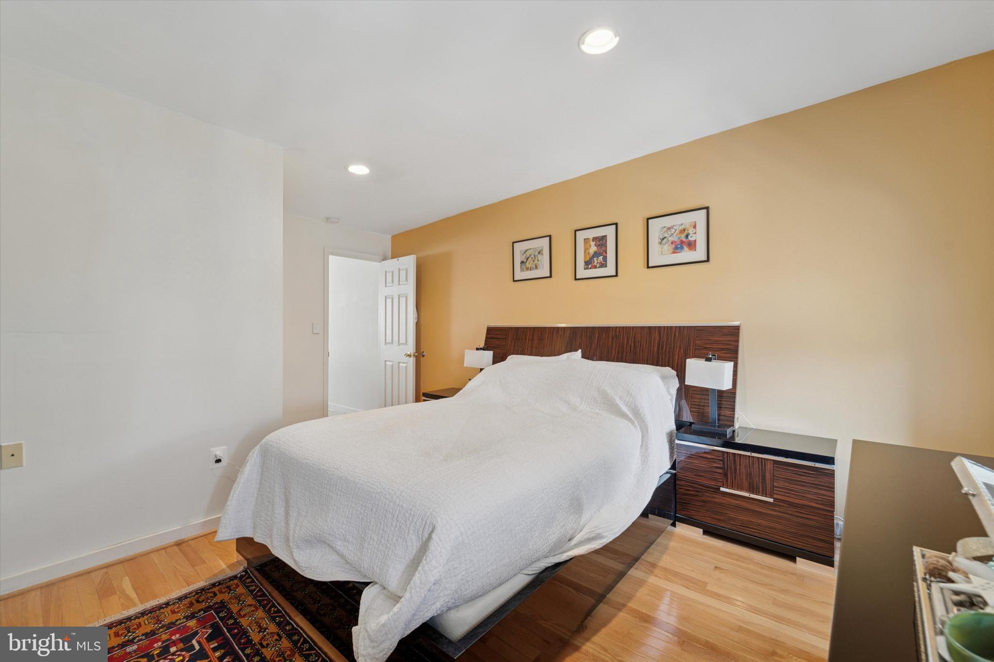 QUEEN VILLAGE - Residential