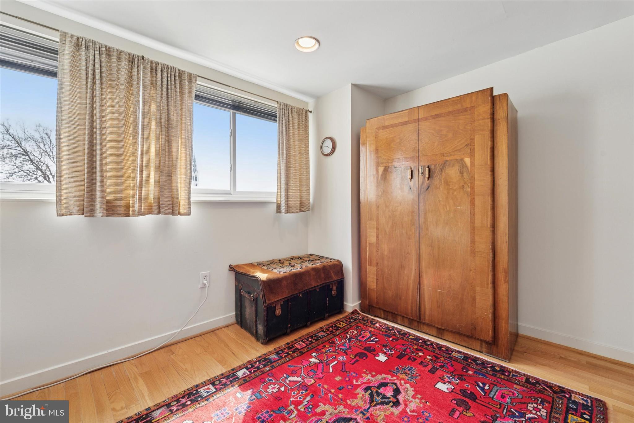 QUEEN VILLAGE - Residential