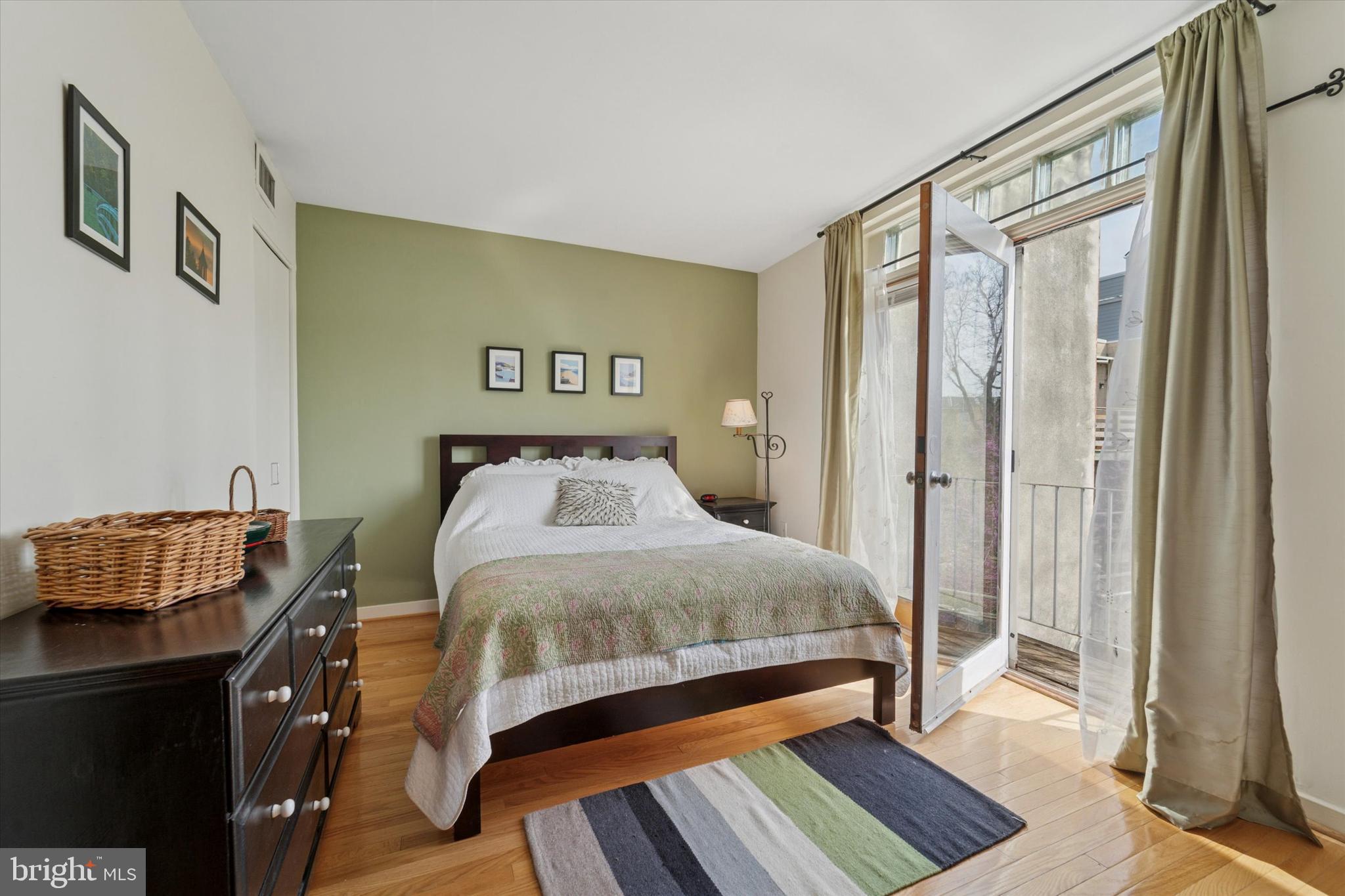 QUEEN VILLAGE - Residential