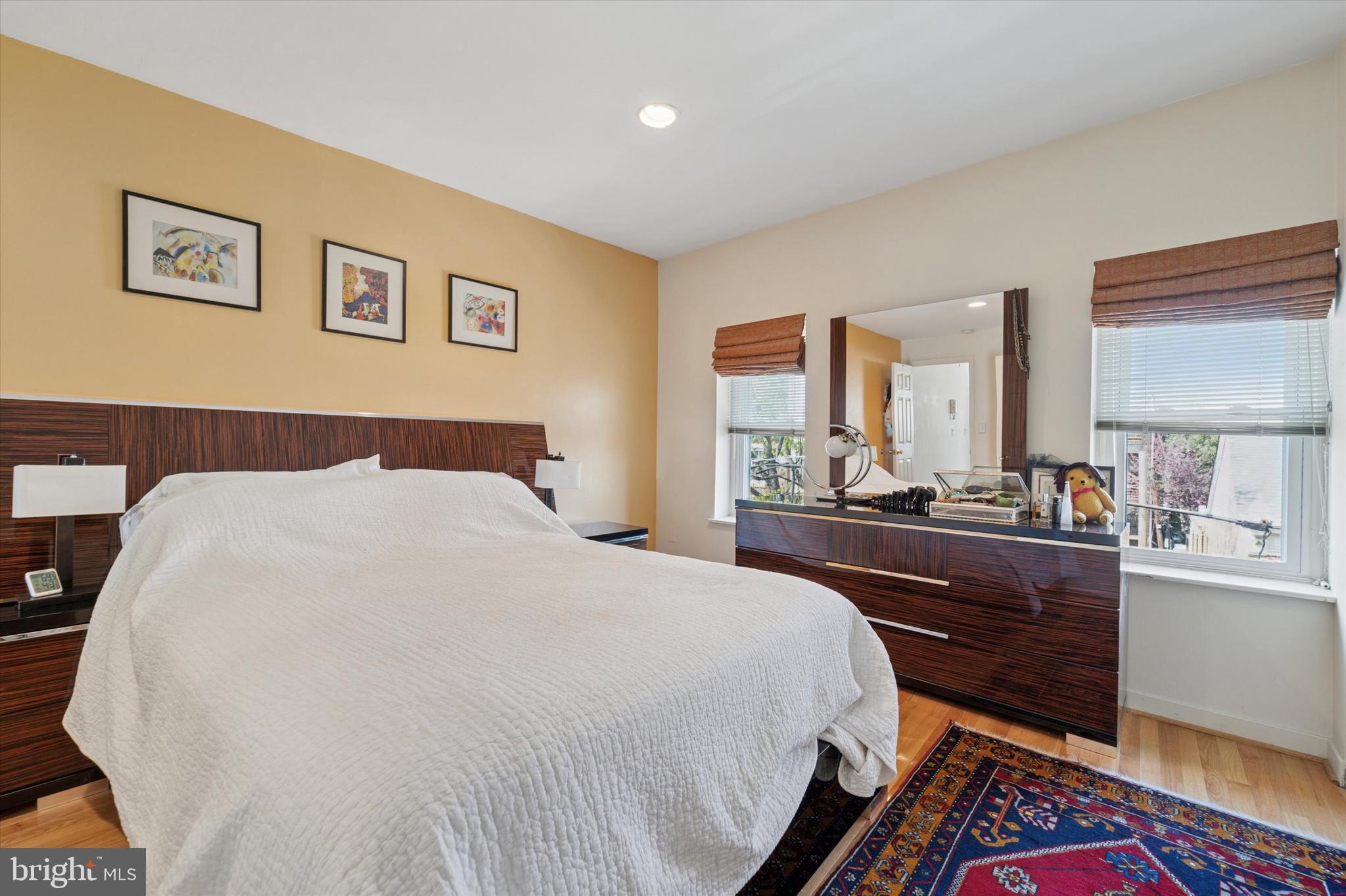 QUEEN VILLAGE - Residential