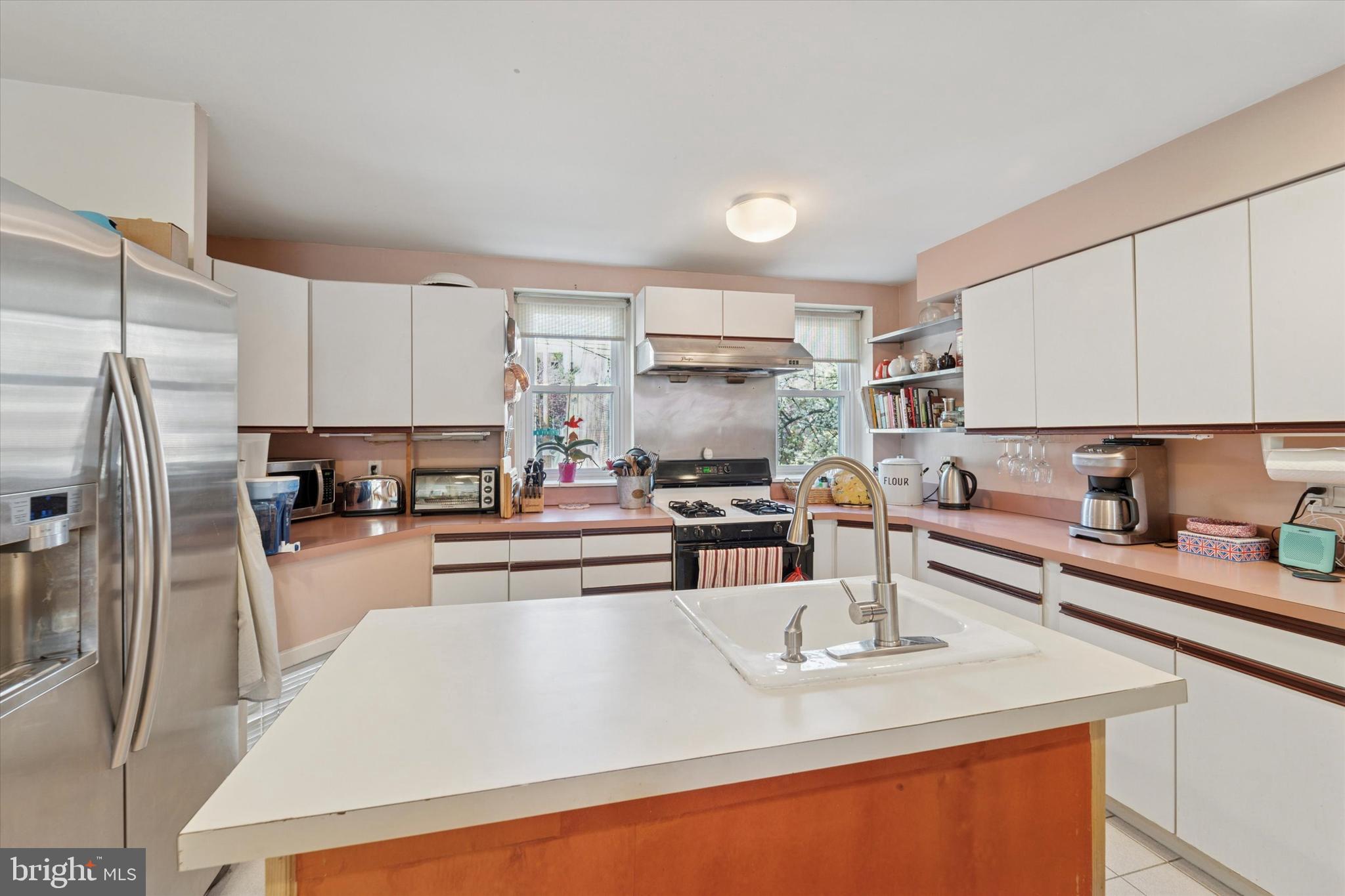 QUEEN VILLAGE - Residential