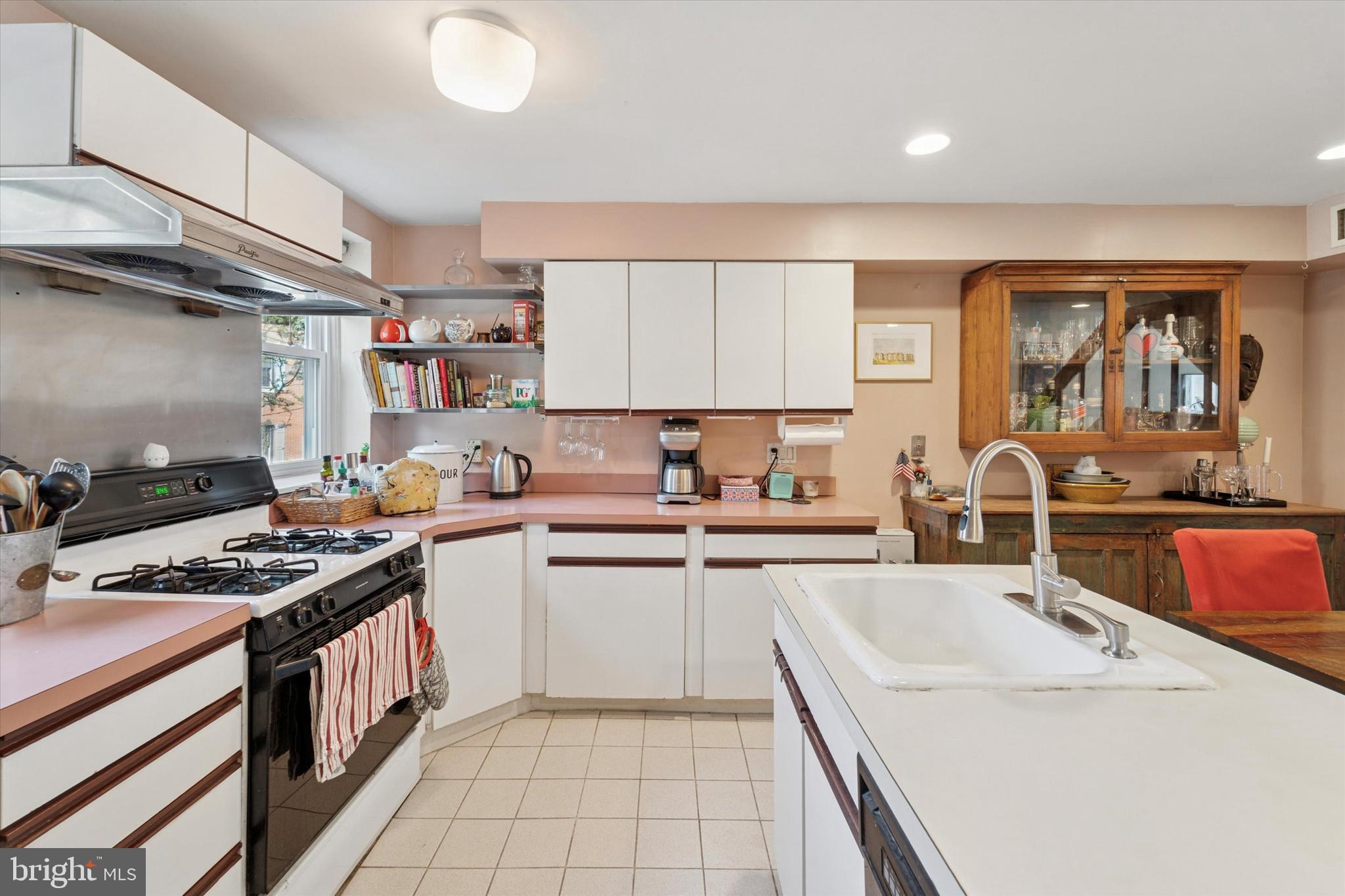 QUEEN VILLAGE - Residential