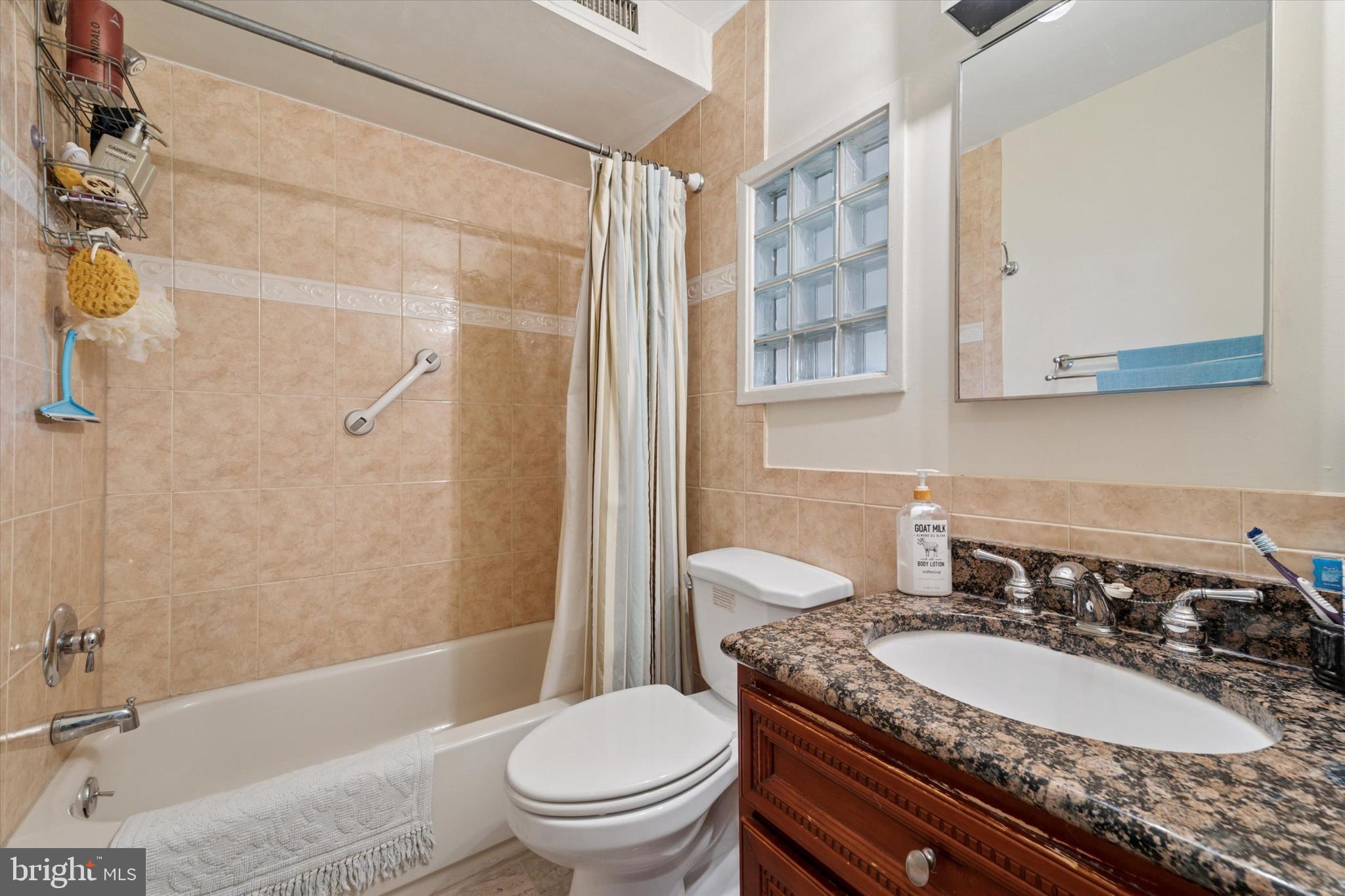 QUEEN VILLAGE - Residential