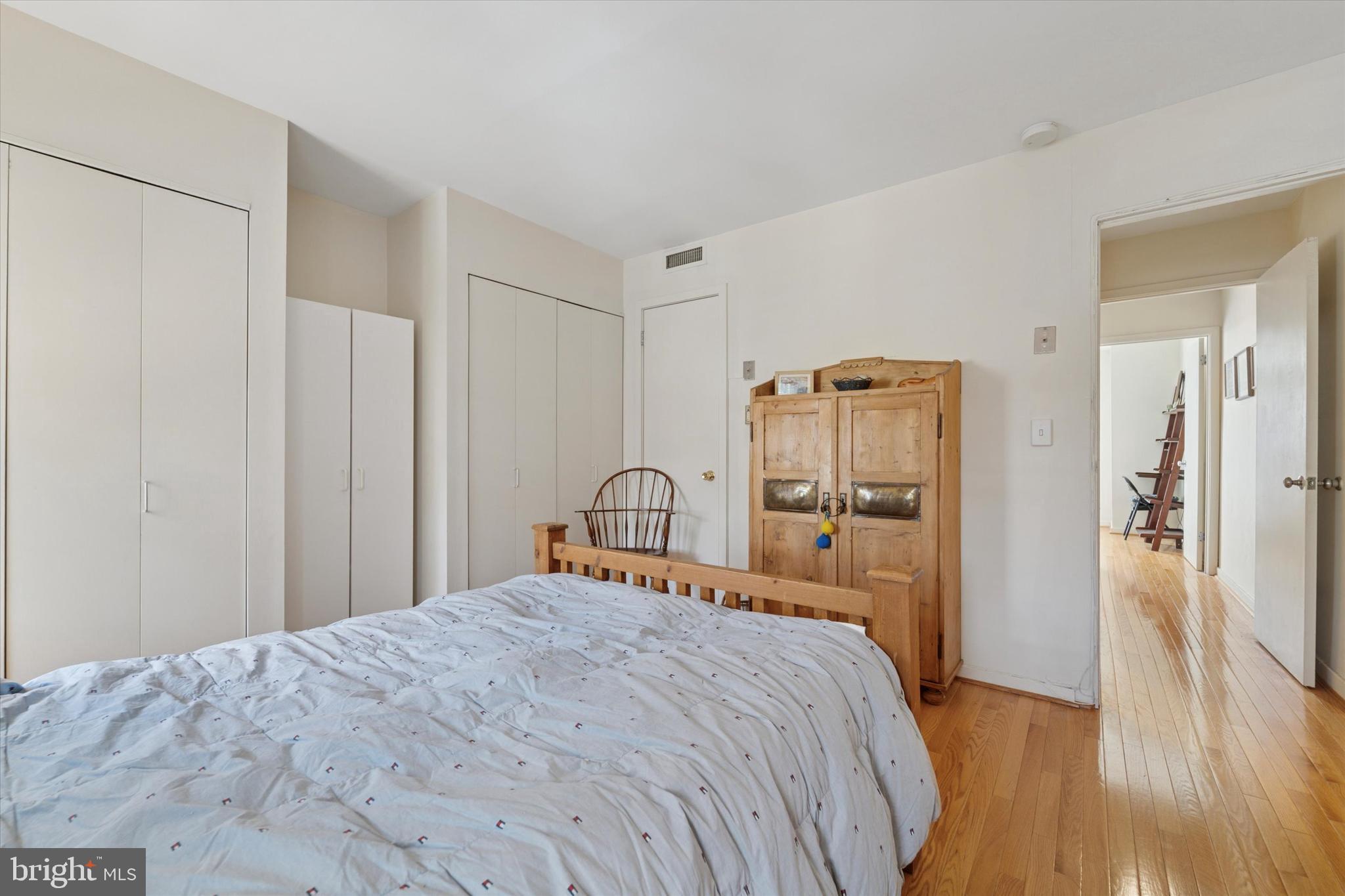 QUEEN VILLAGE - Residential