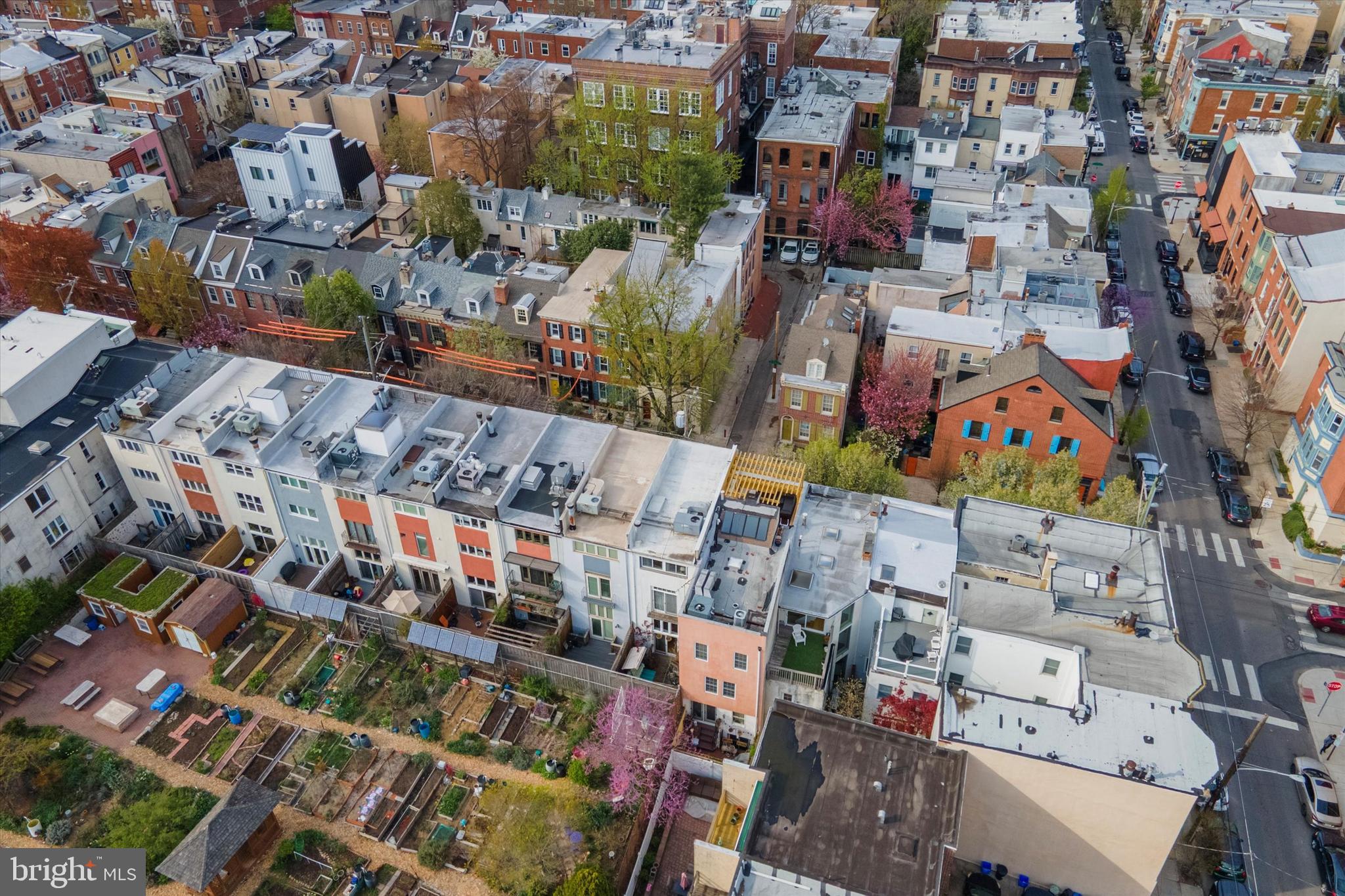 QUEEN VILLAGE - Residential