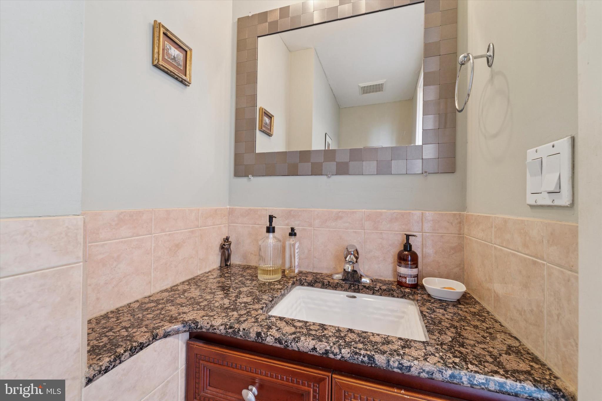 QUEEN VILLAGE - Residential