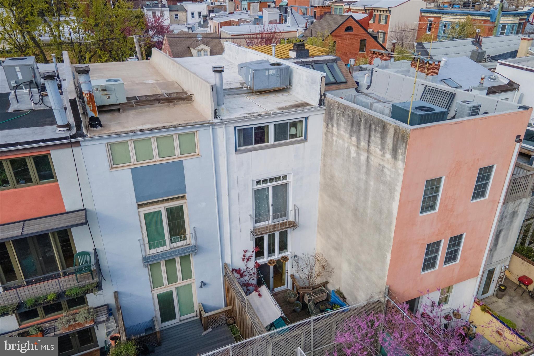 QUEEN VILLAGE - Residential