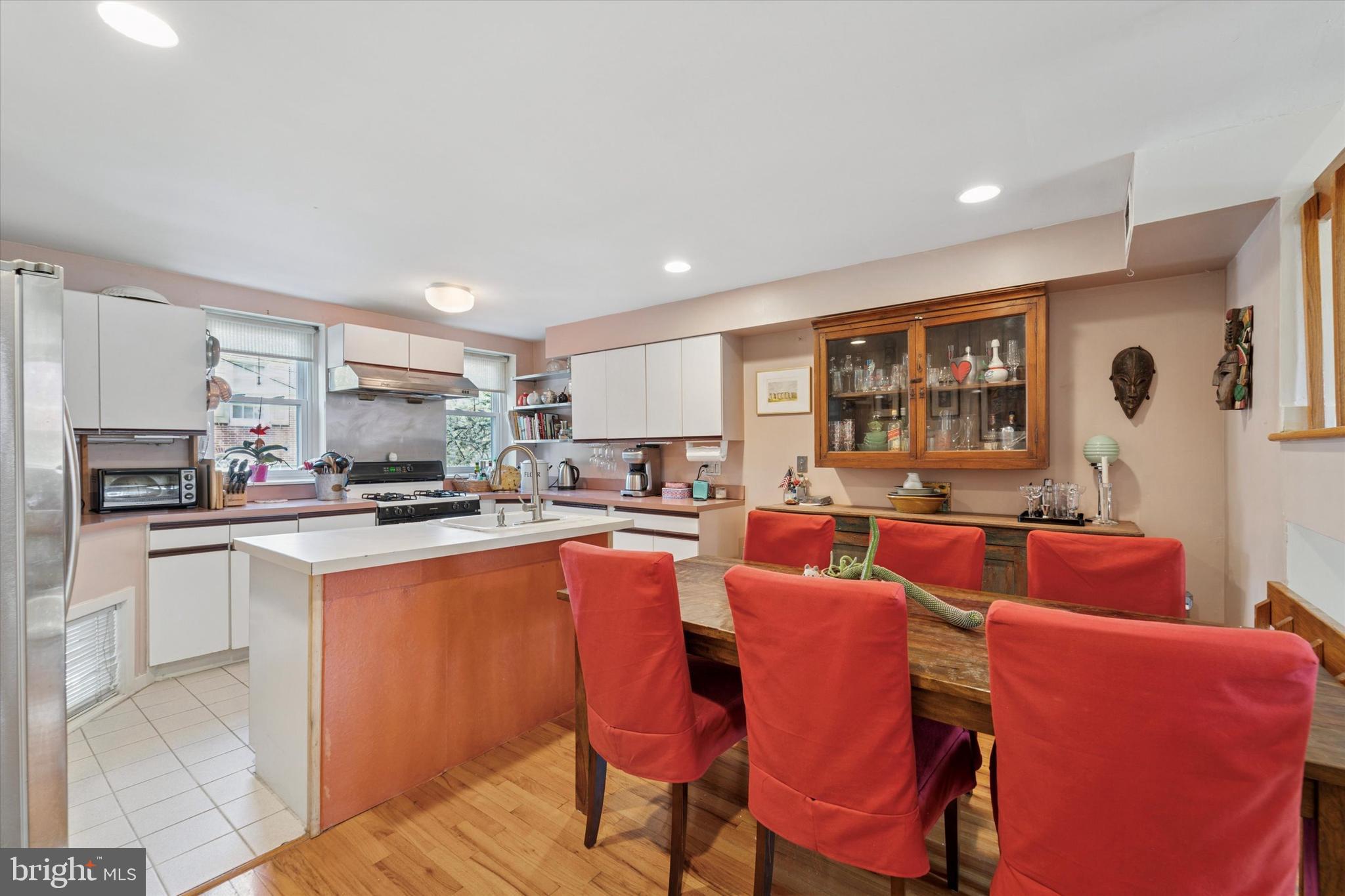 QUEEN VILLAGE - Residential