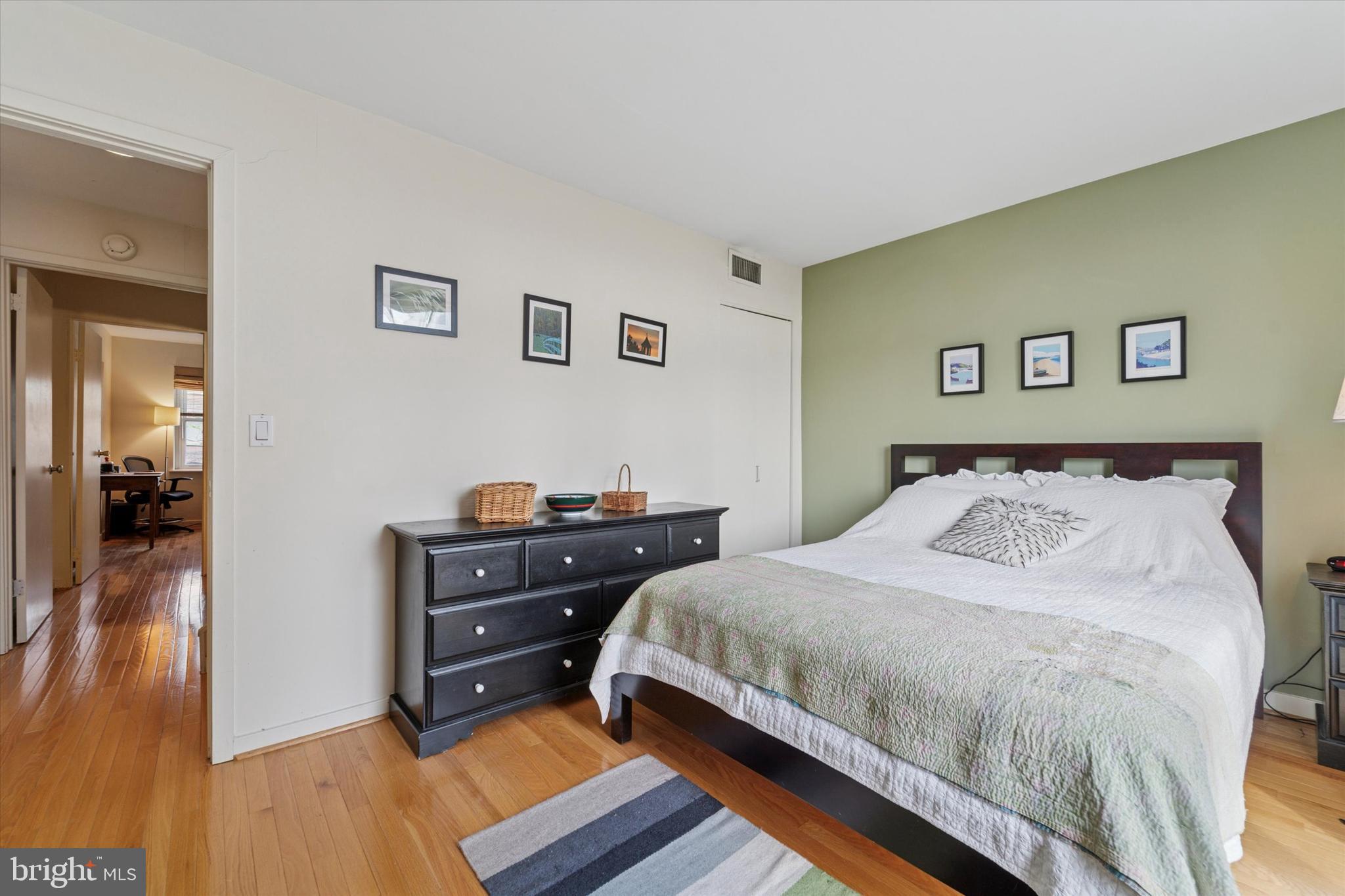 QUEEN VILLAGE - Residential