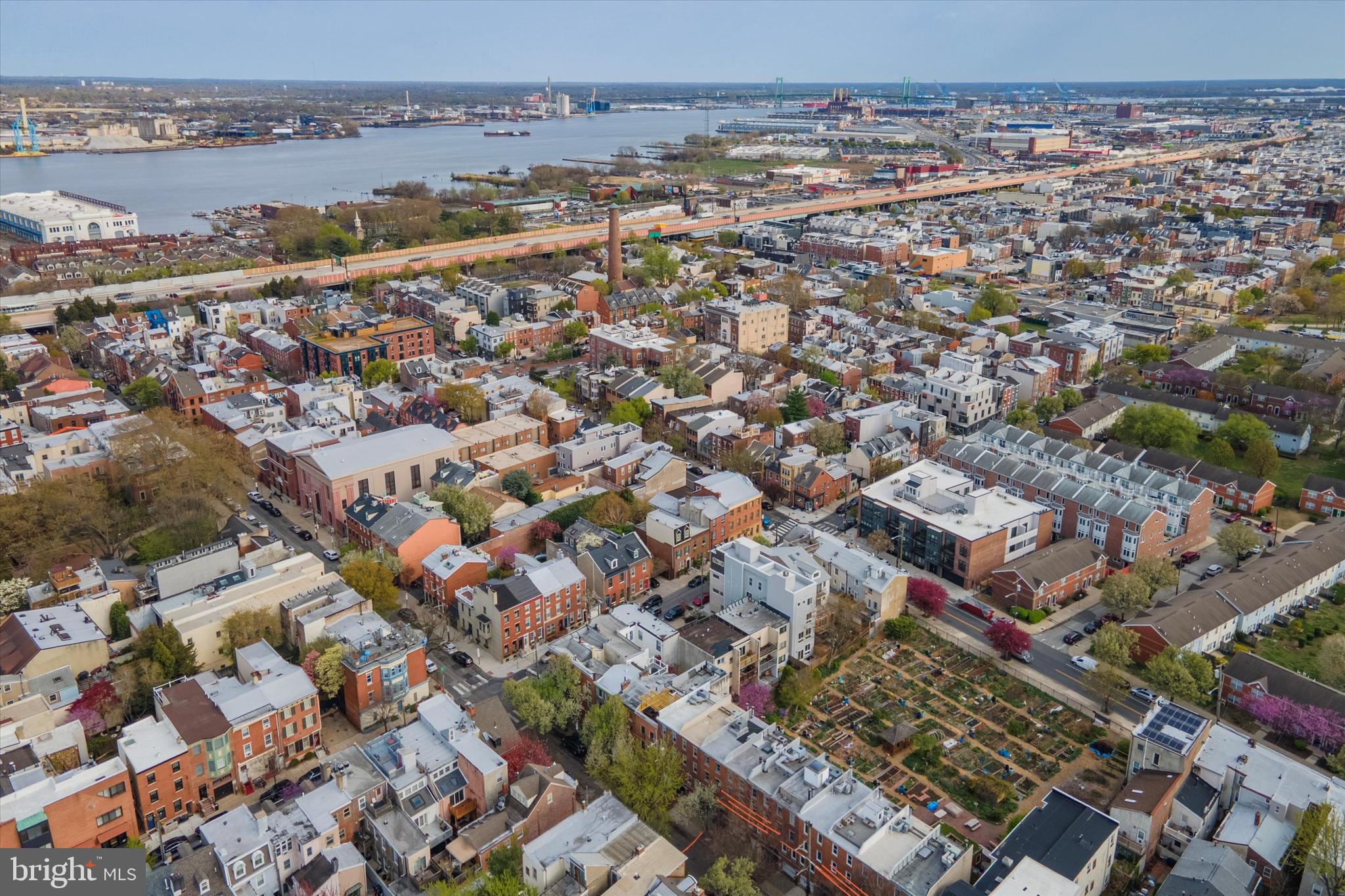 QUEEN VILLAGE - Residential