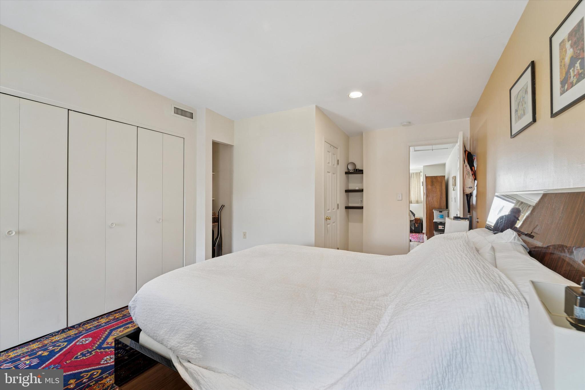 QUEEN VILLAGE - Residential