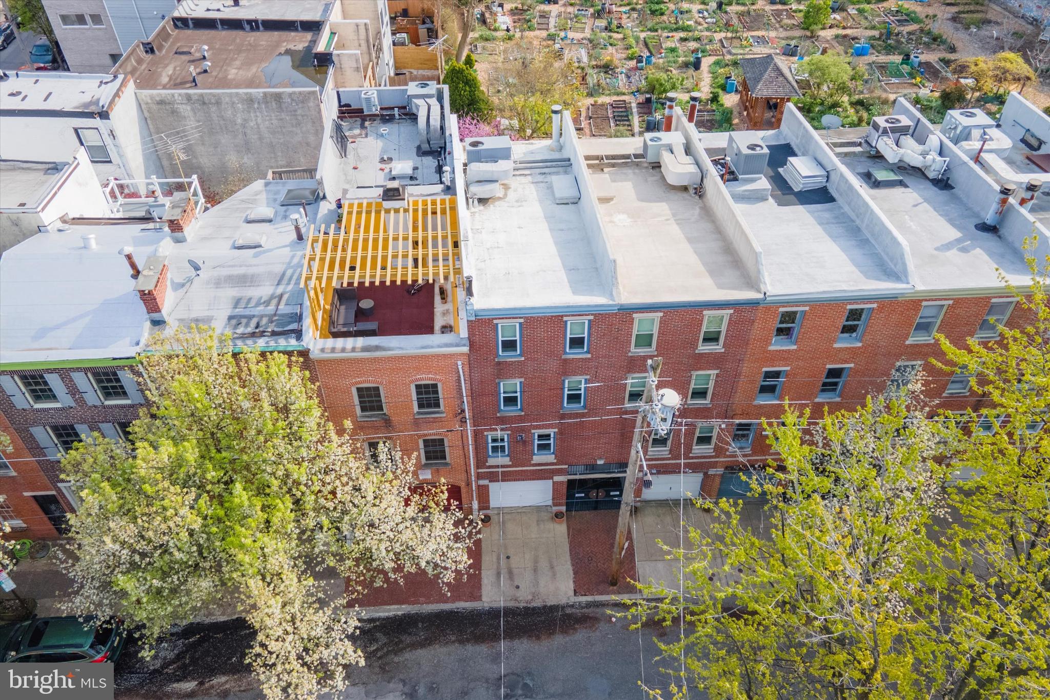 QUEEN VILLAGE - Residential