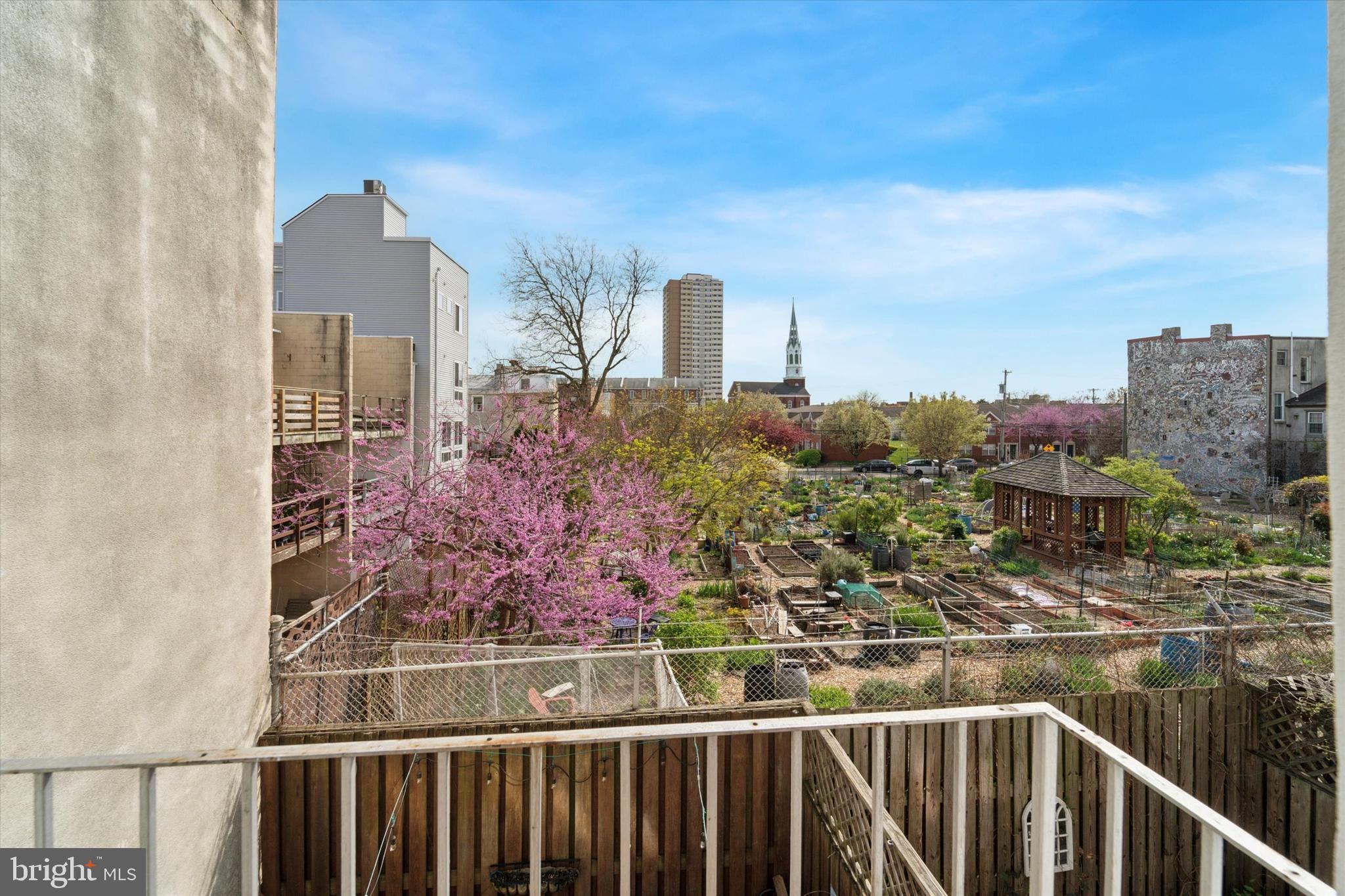 QUEEN VILLAGE - Residential