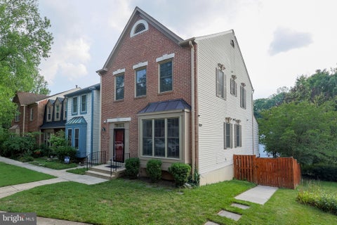 Photo of 6417 English Ivy Way, SPRINGFIELD, VA 22152 (MLS # VAFX2326546)