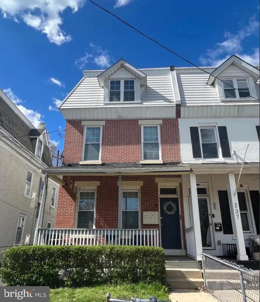 One-bedroom, one-bathroom 2nd floor apartment available 3/1/25. Eat in kitchen, hardwood floors, full living room, nice sized bedroom. Conveniently located near Fairmount Park and within walking distance of Main Street in Manayunk and the Regional Rail Train Line.