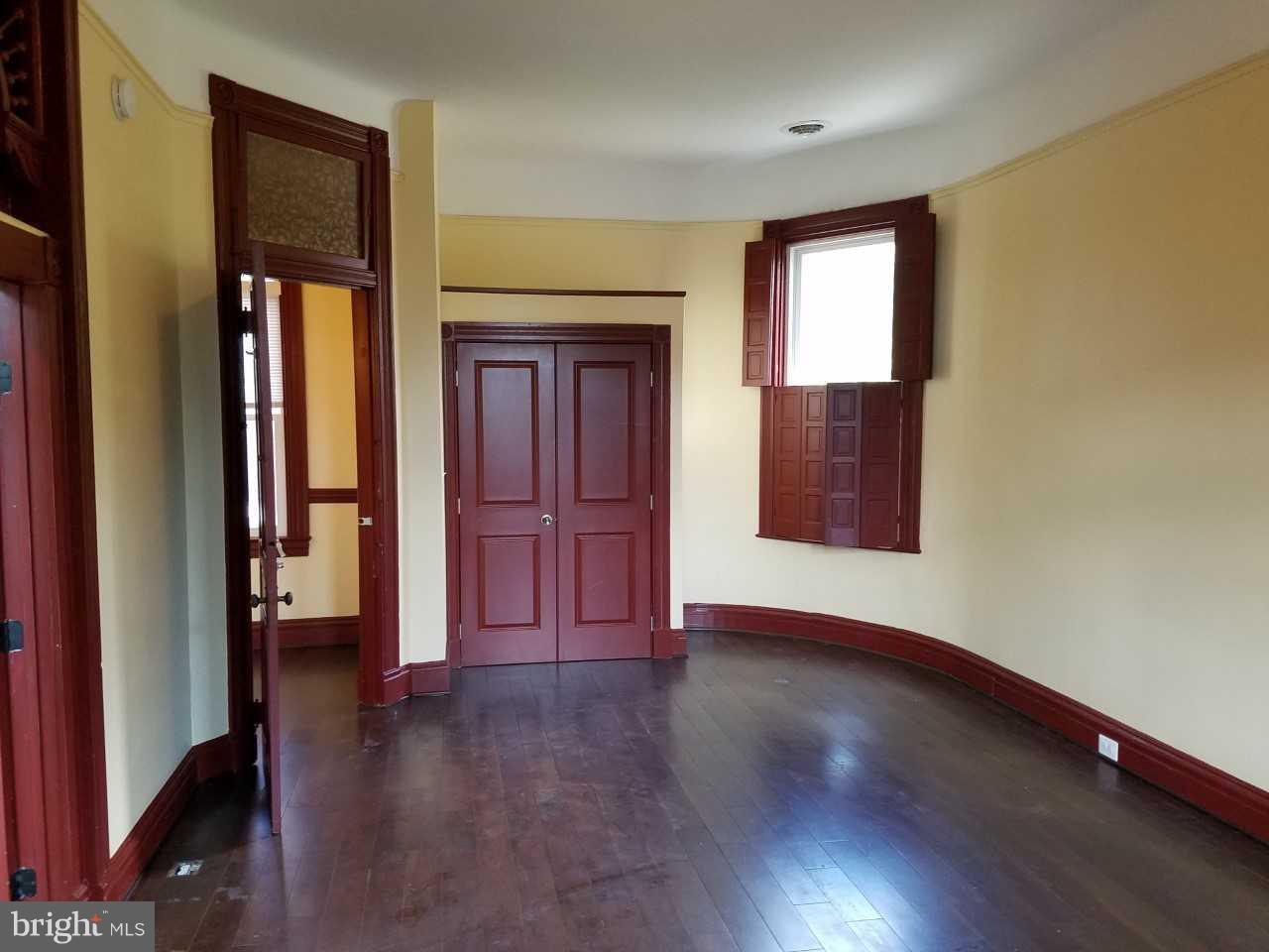 HOLLINS MARKET - Residential Lease