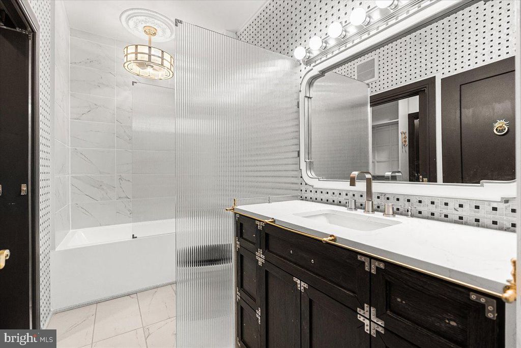 Photo of 625 Slaters Lane #G4, ALEXANDRIA, VA 22314 (MLS # VAAX2049648)