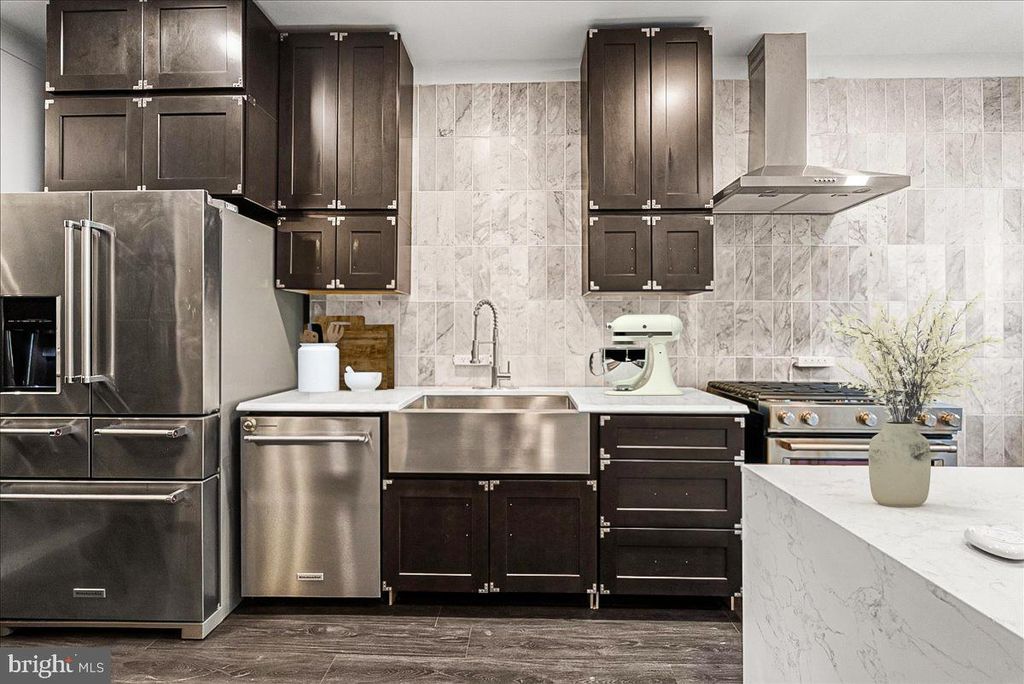 Photo of 625 Slaters Lane #G4, ALEXANDRIA, VA 22314 (MLS # VAAX2049648)