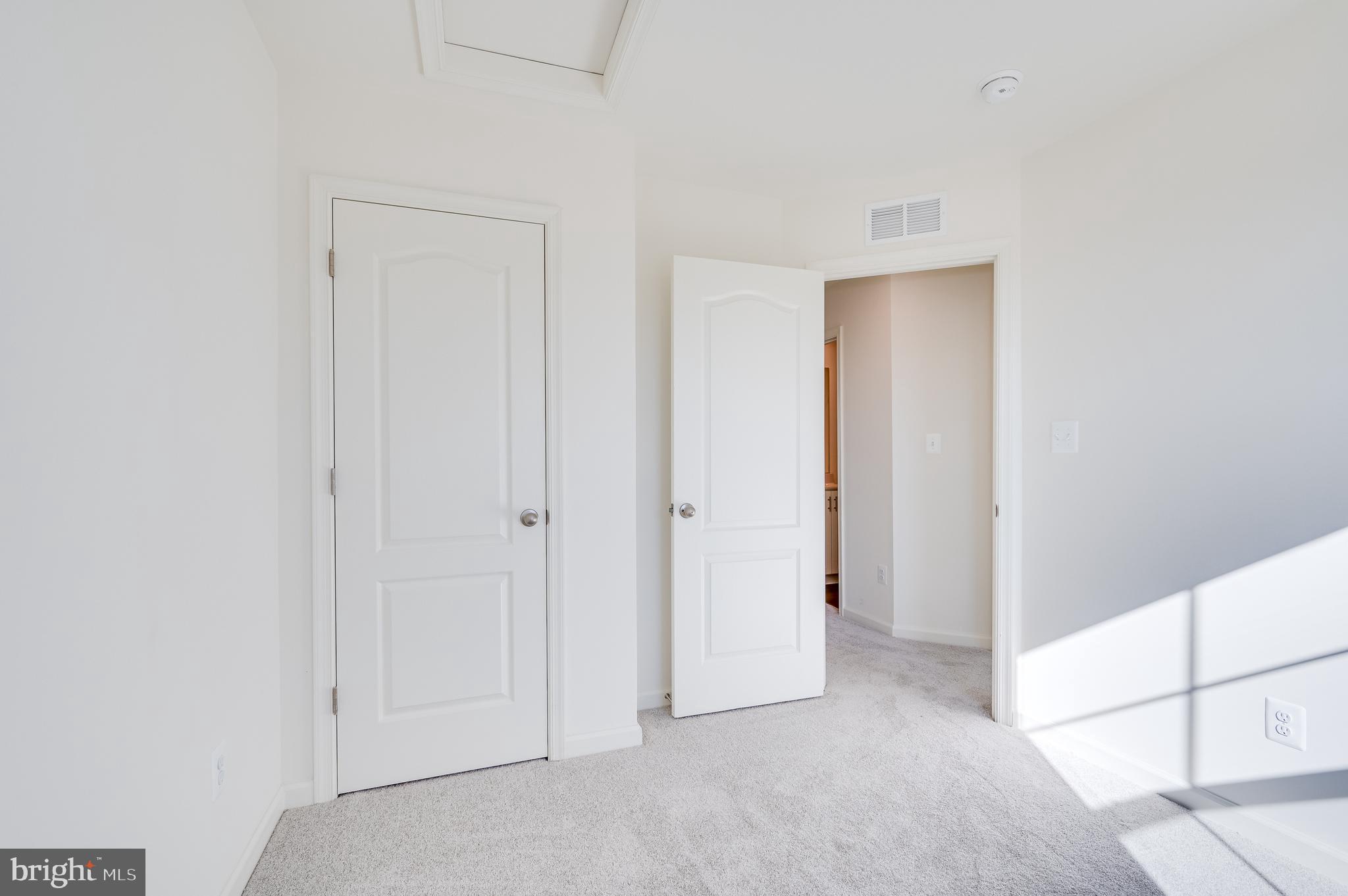 OVERLOOK AT RIVERSIDE TOWNHOMES - Residential Lease