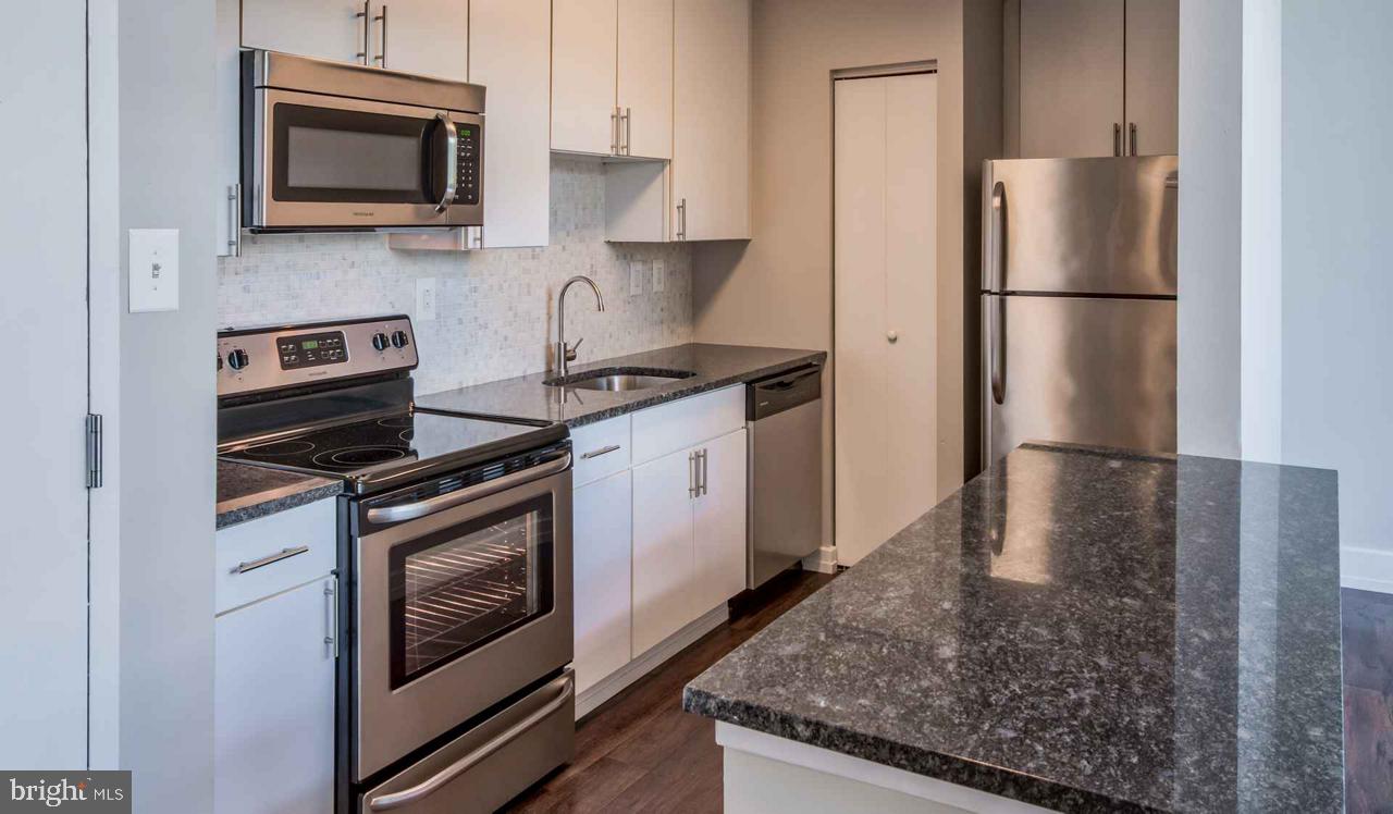 Located in the Fitler Square neighborhood, Locust on the Park offers the convenience of urban living with a welcoming neighborhood feel. The newly upgraded apartments feature modern kitchens with granite countertops and stainless-steel appliances. Hardwood floors throughout the living areas, high, industrial ceilings with oversized windows and spacious, loft-style floor plans. Each apartment contains a private washer and dryer and walk-in closets. Community also features a brand new 24-hour fitness center and new clubroom with demonstration kitchen. We are a pet friendly community with no weight limit on dogs. Located adjacent to the Schuylkill River Park, provides close access to abundant green space and commuting is convenient with the nearby 30th Street Station. ** Photos are of model units ** Prices and availability subject to change on daily basis ** ** Parking may be available for additional fee **