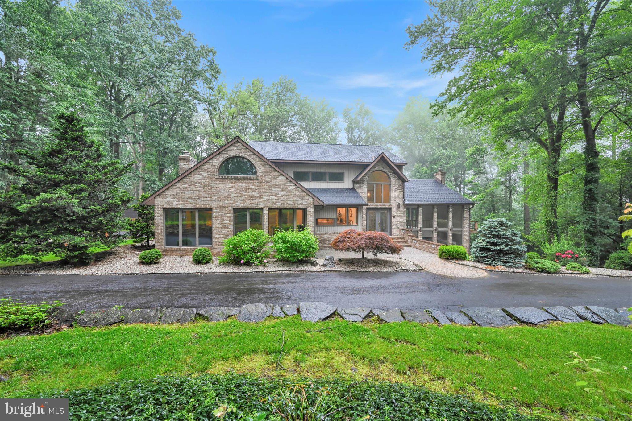 5043 PINEVIEW DRIVE