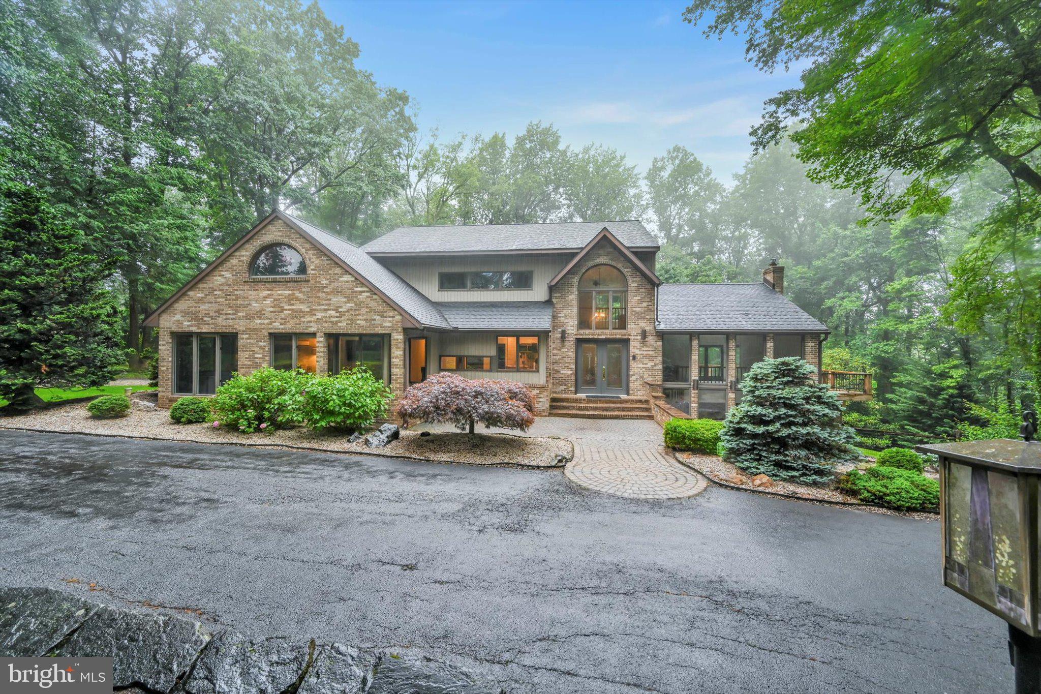 5043 PINEVIEW DRIVE
