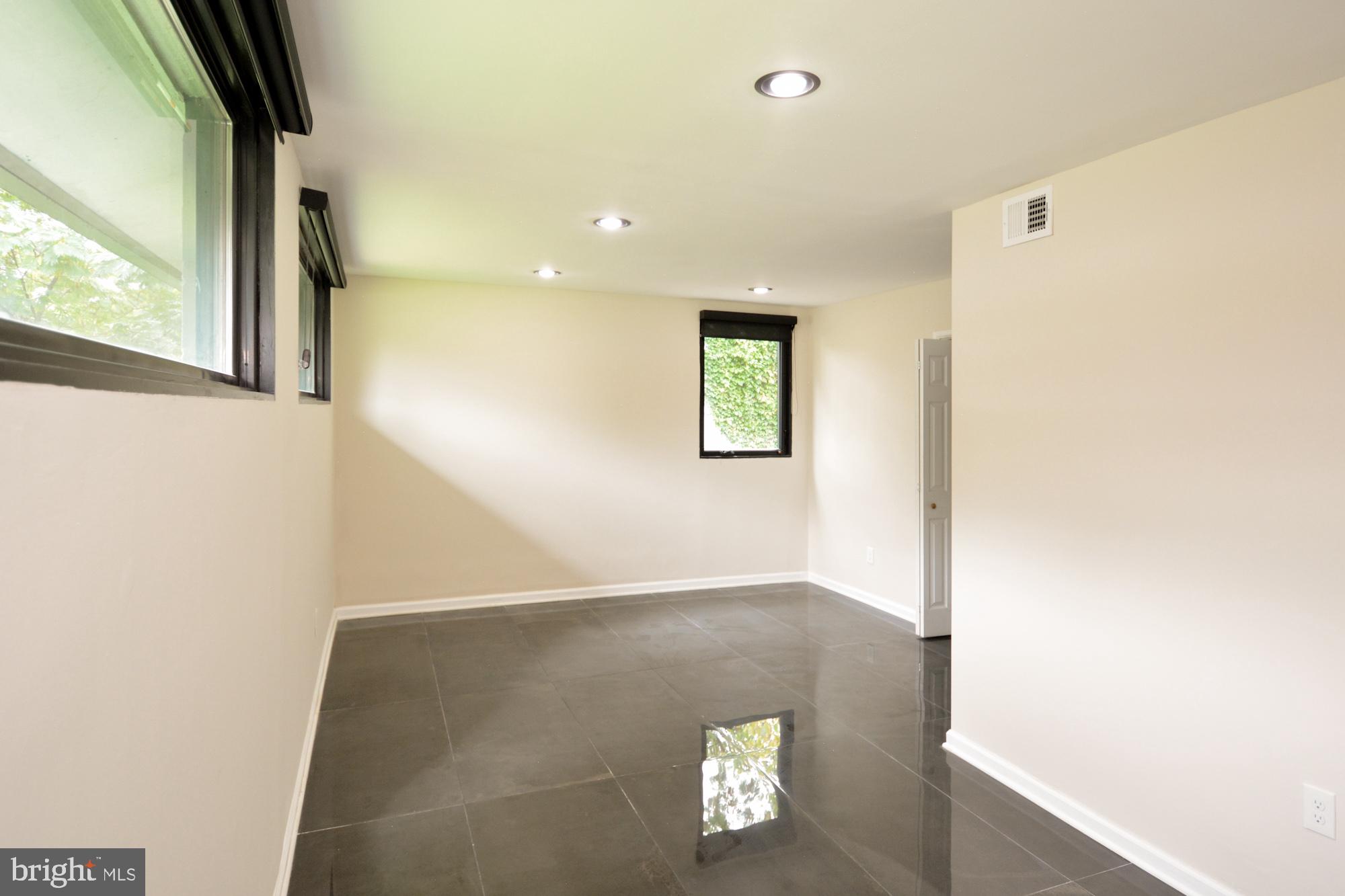 HOLLYWOOD - Residential Lease