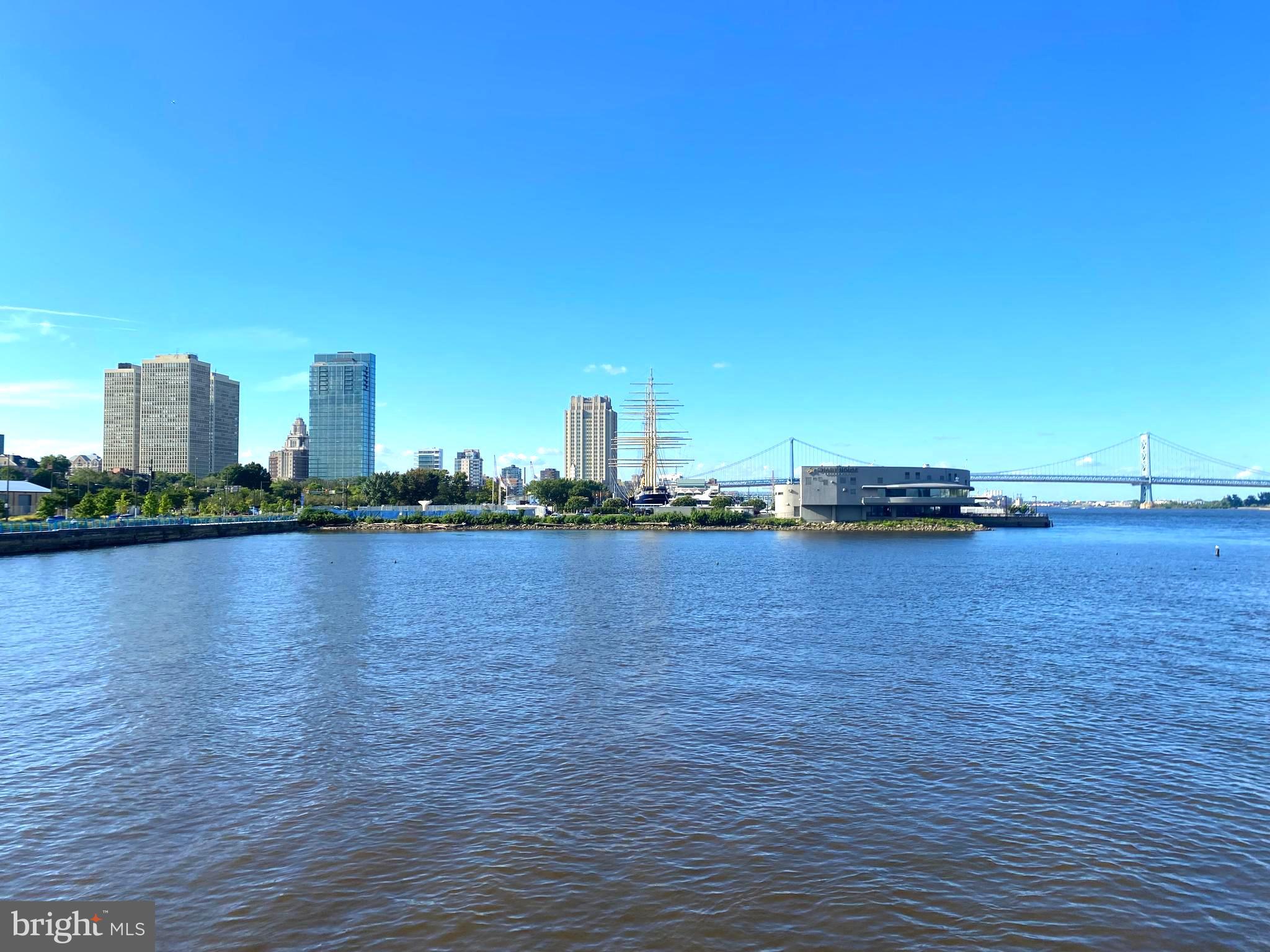 QUEEN VILLAGE - Residential