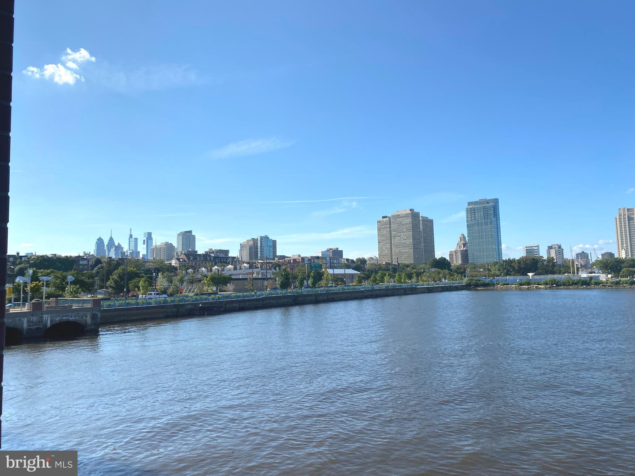 QUEEN VILLAGE - Residential