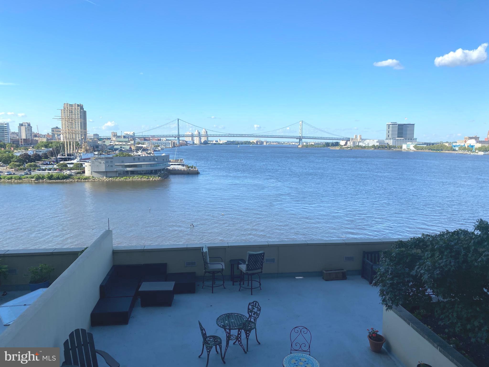 QUEEN VILLAGE - Residential