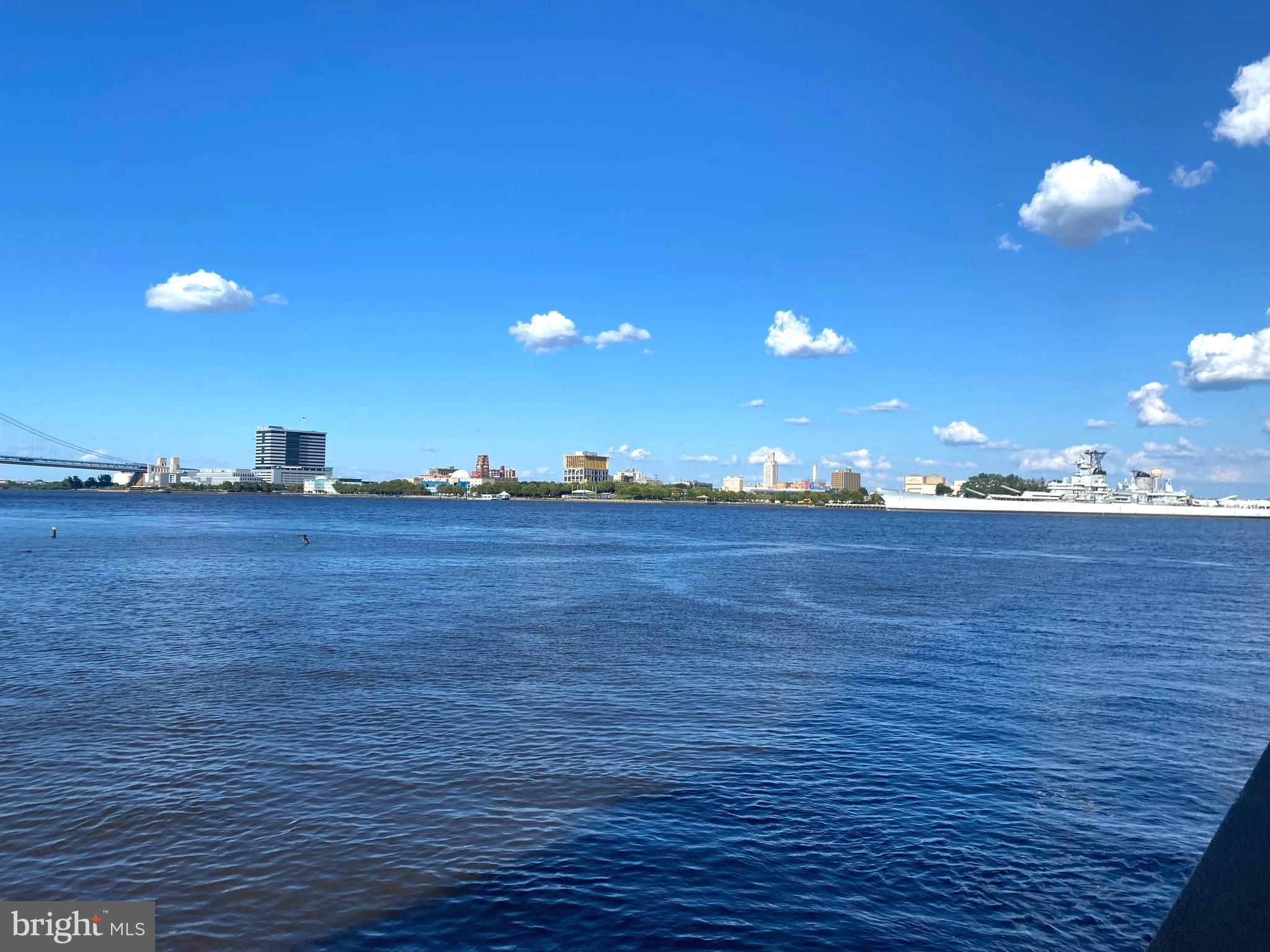 QUEEN VILLAGE - Residential