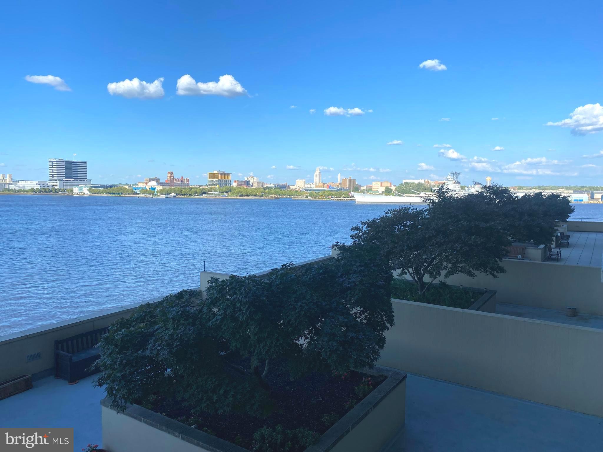 QUEEN VILLAGE - Residential