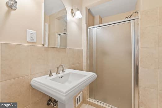 DIVINES CHESTERBROOK - Residential Lease