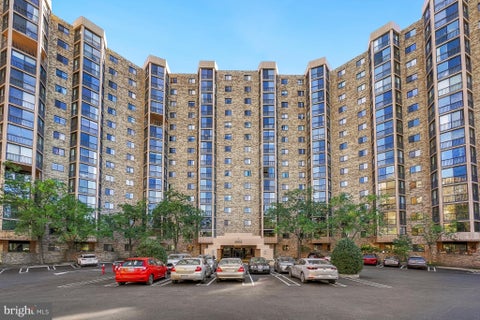 Photo of 5902 Mount Eagle Drive #1008, ALEXANDRIA, VA 22303 (MLS # VAFX2347124)