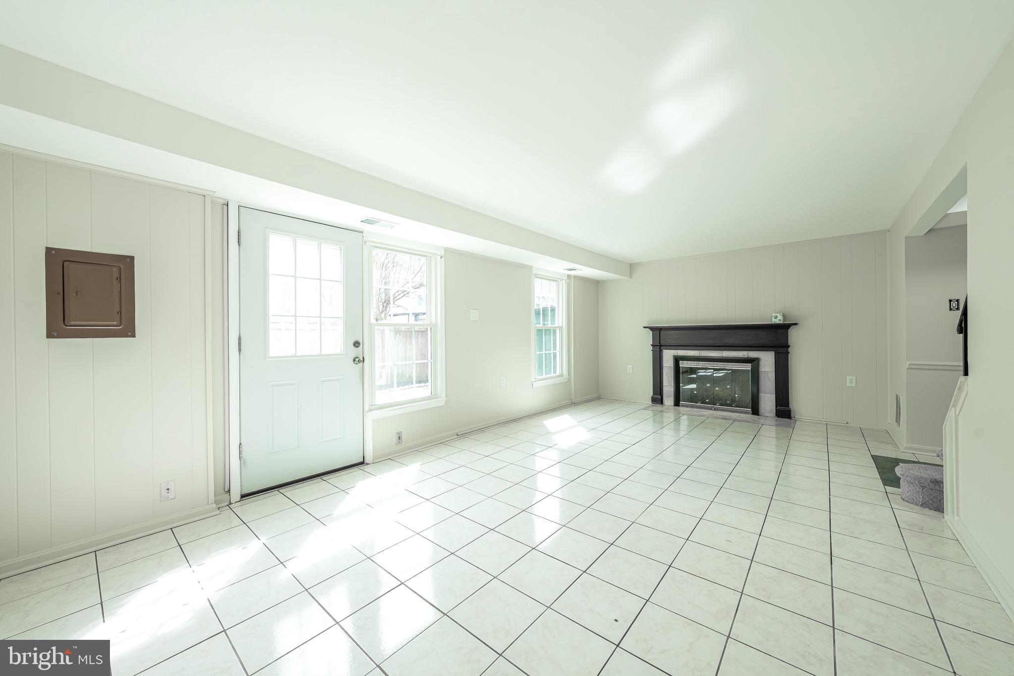 PINEWOOD LAKE - Residential Lease