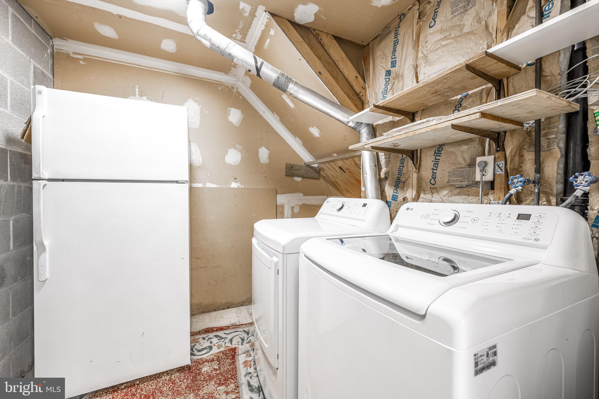 PINEWOOD LAKE - Residential Lease