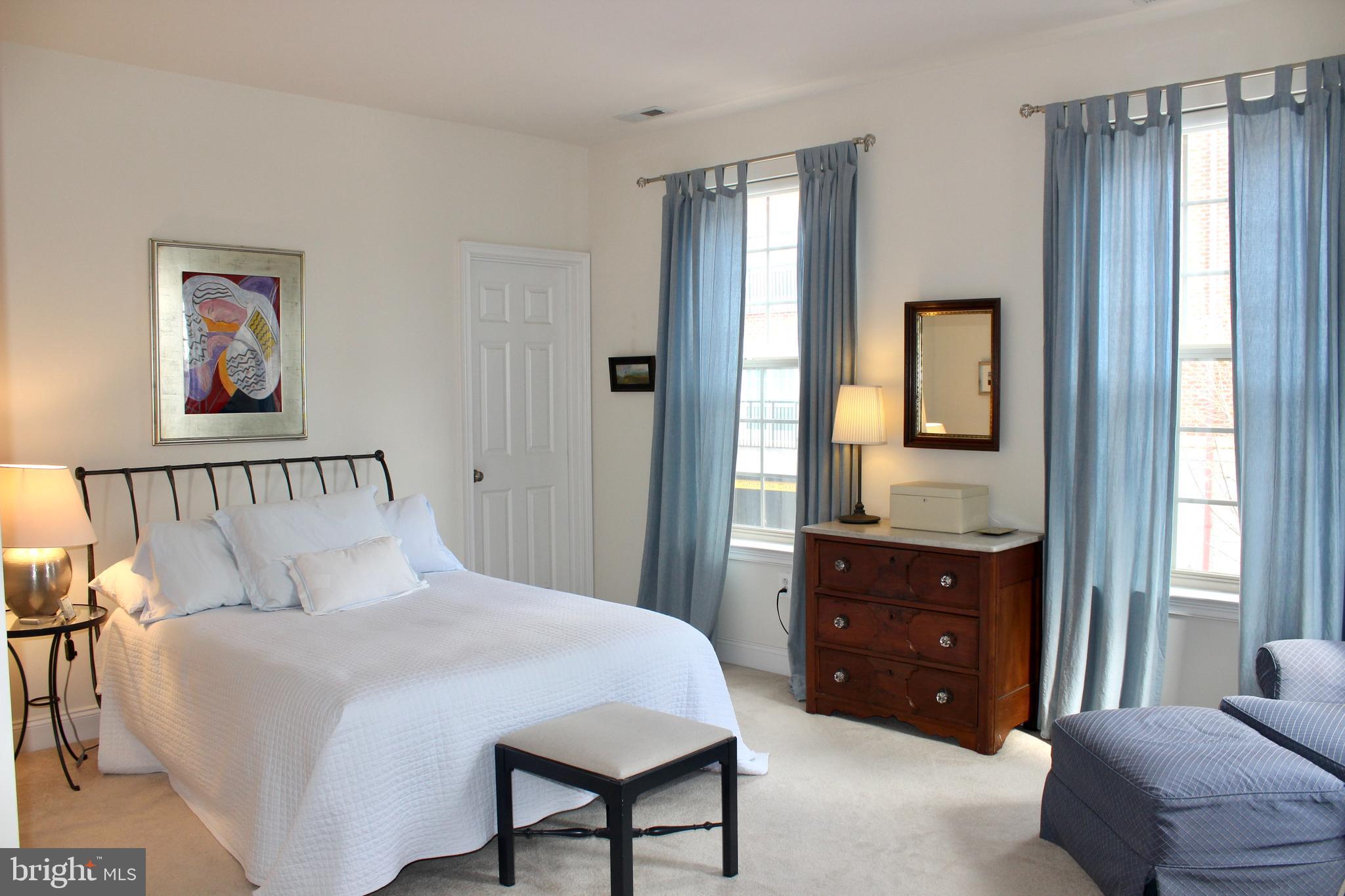 NAVAL SQUARE - Residential Lease