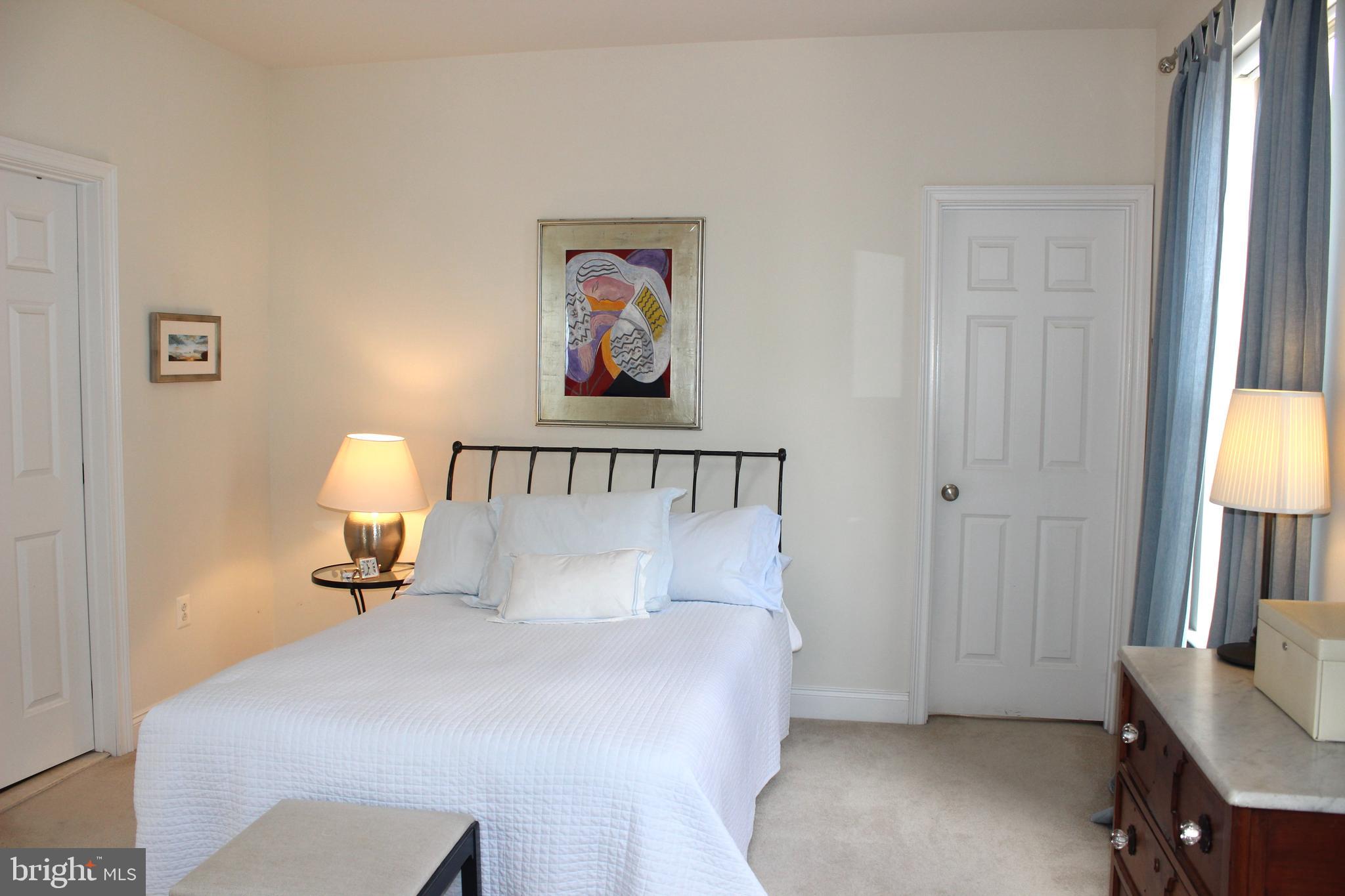 NAVAL SQUARE - Residential Lease