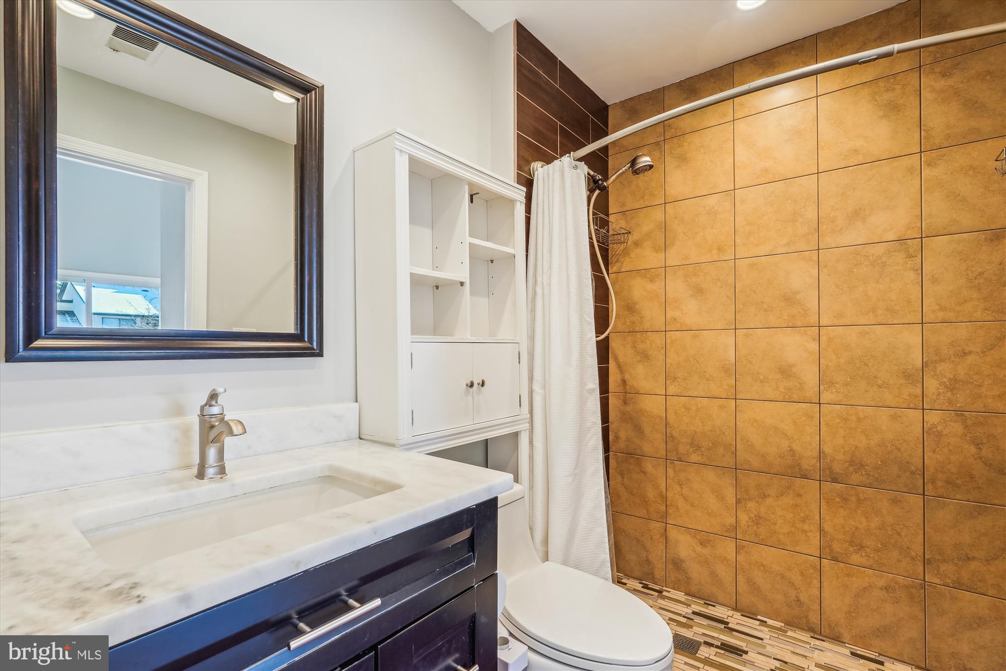 CHRISTOPHER COURT - Residential