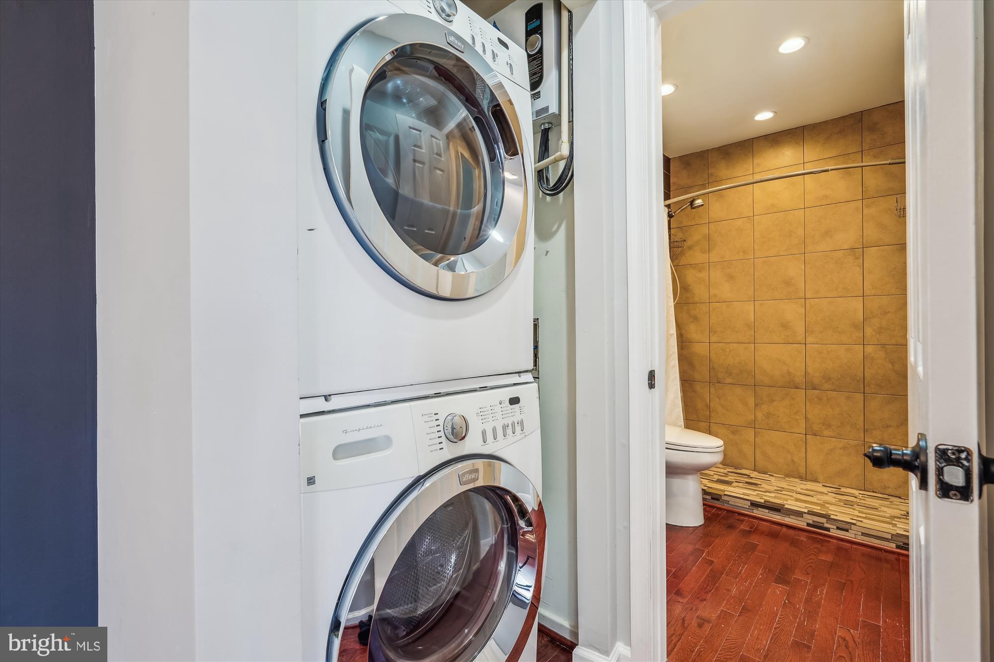 CHRISTOPHER COURT - Residential